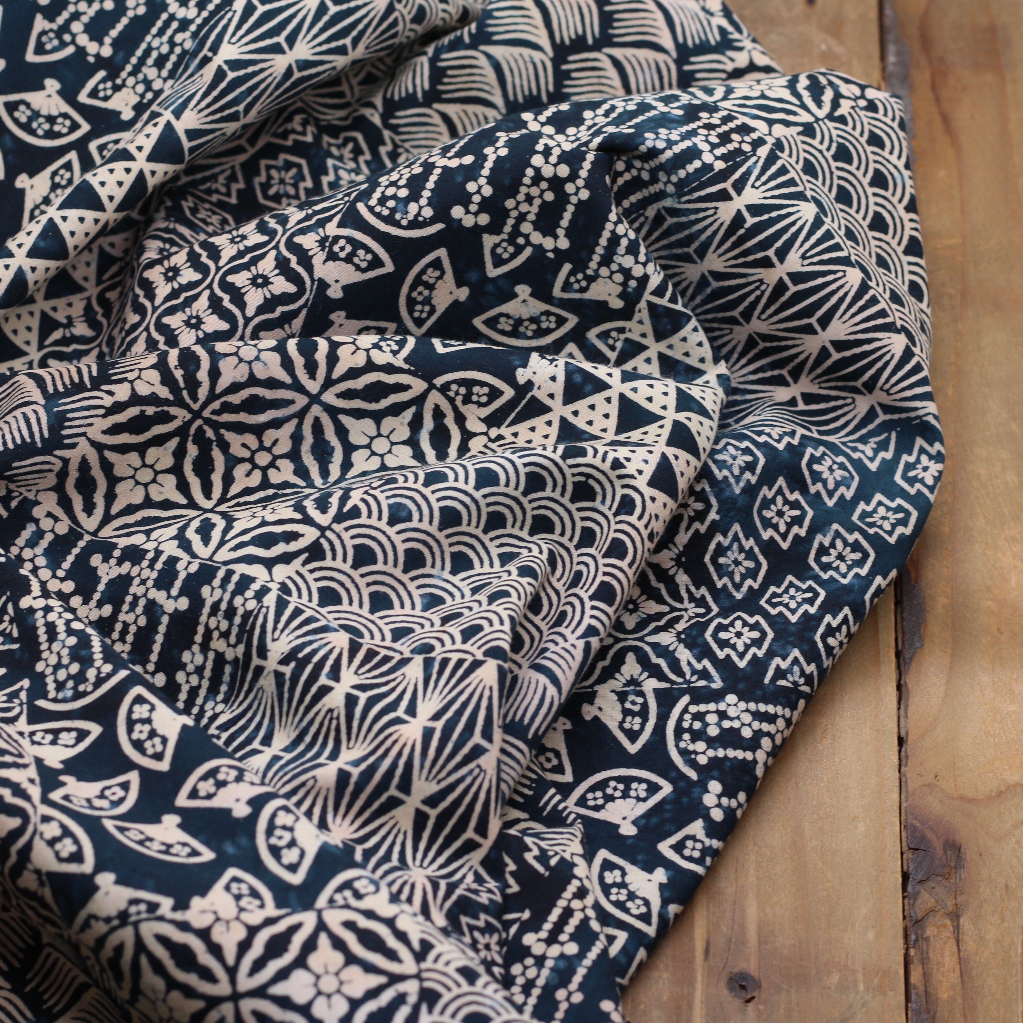 Tissu Coton Batik #23 - Marine (Vendu x10cm) Tissus Sélection Gaspard & Léonie | Gaspard et Léonie Tissus en ligne et Mercerie à Toulouse