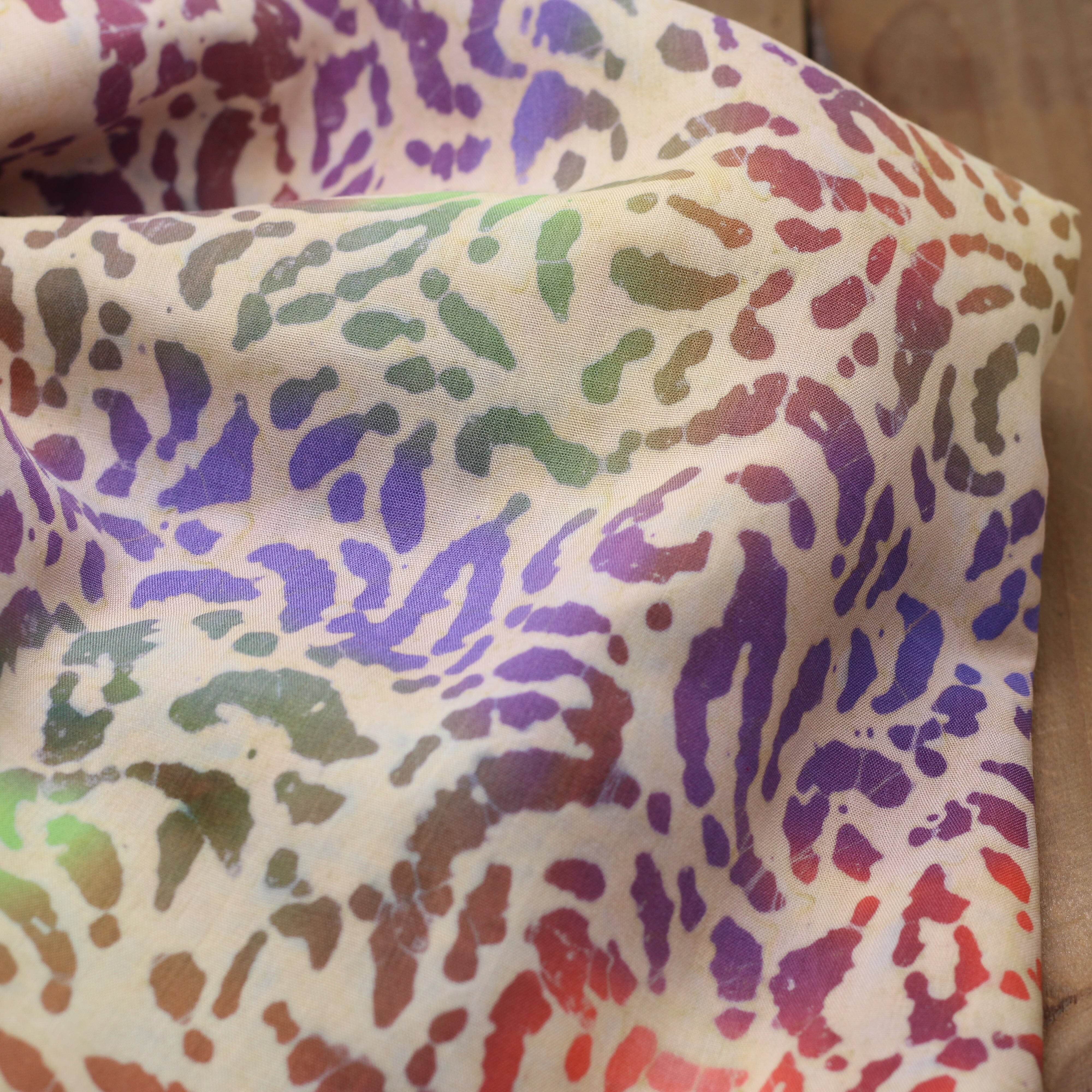 Tissu Coton Batik #3 - Corail/Vert/Violet (Vendu x10cm) Tissus Sélection Gaspard & Léonie | Gaspard et Léonie Tissus en ligne et Mercerie à Toulouse