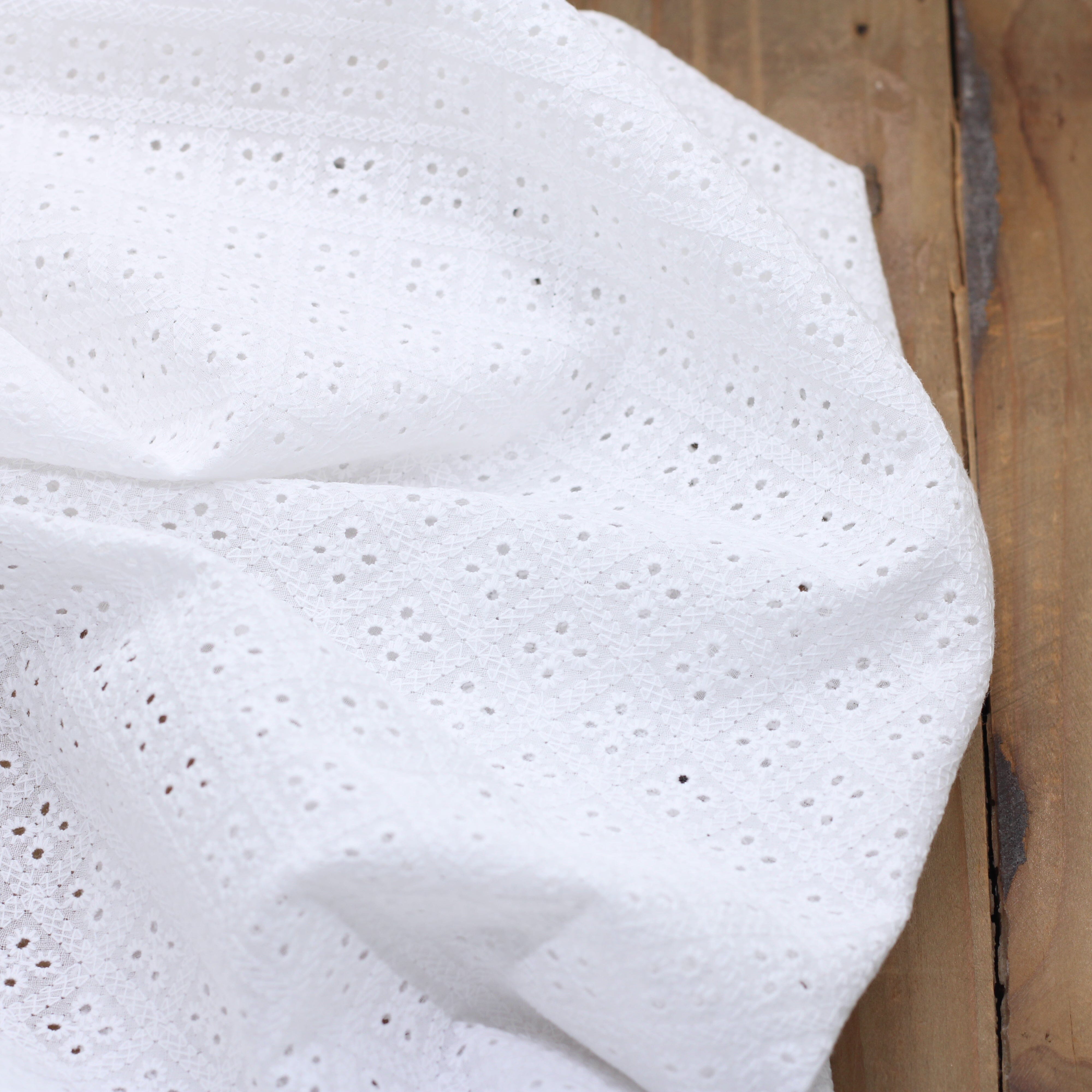 Tissu coton brodé - CORALIE - Blanc (Vendu x10cm) Tissus Sélection Gaspard & Léonie | Gaspard et Léonie Tissus en ligne et Mercerie à Toulouse