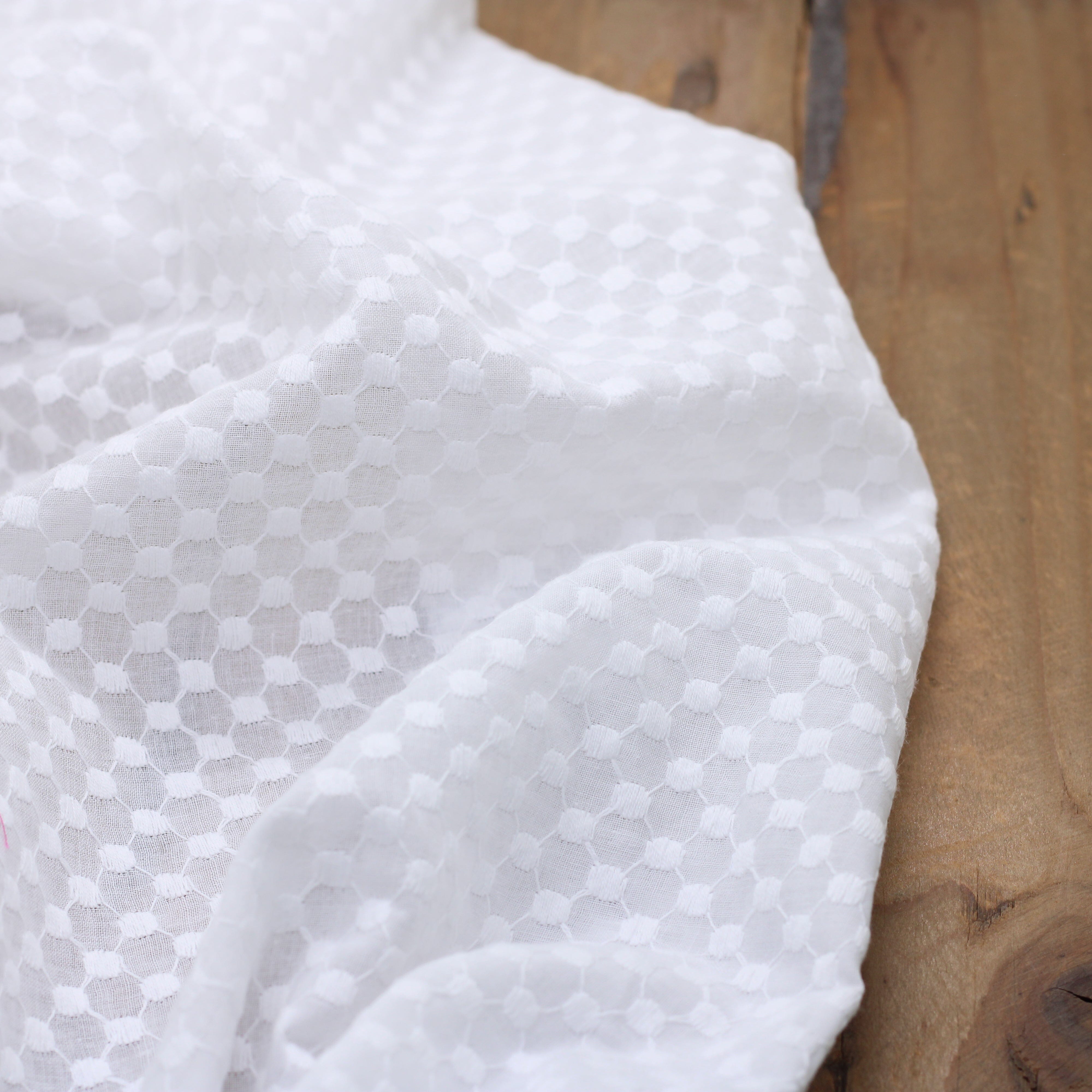 Tissu coton brodé - DIAMAND - Blanc (Vendu x10cm) Tissus Sélection Gaspard & Léonie | Gaspard et Léonie Tissus en ligne et Mercerie à Toulouse