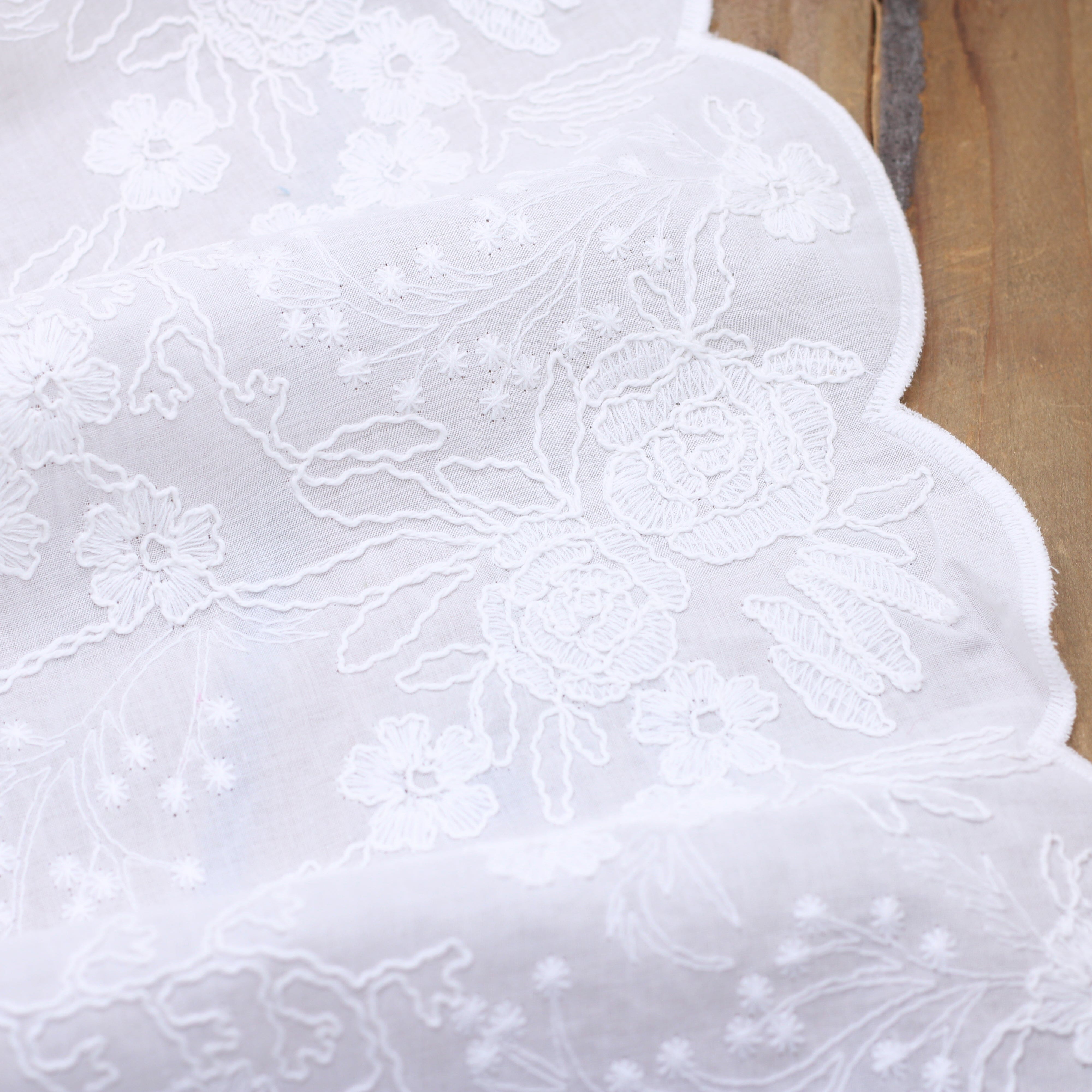 Tissu coton brodé et festonné - ABBI - Blanc/Blanc cassé (Vendu x10cm) Tissus Sélection Gaspard & Léonie | Gaspard et Léonie Tissus en ligne et Mercerie à Toulouse