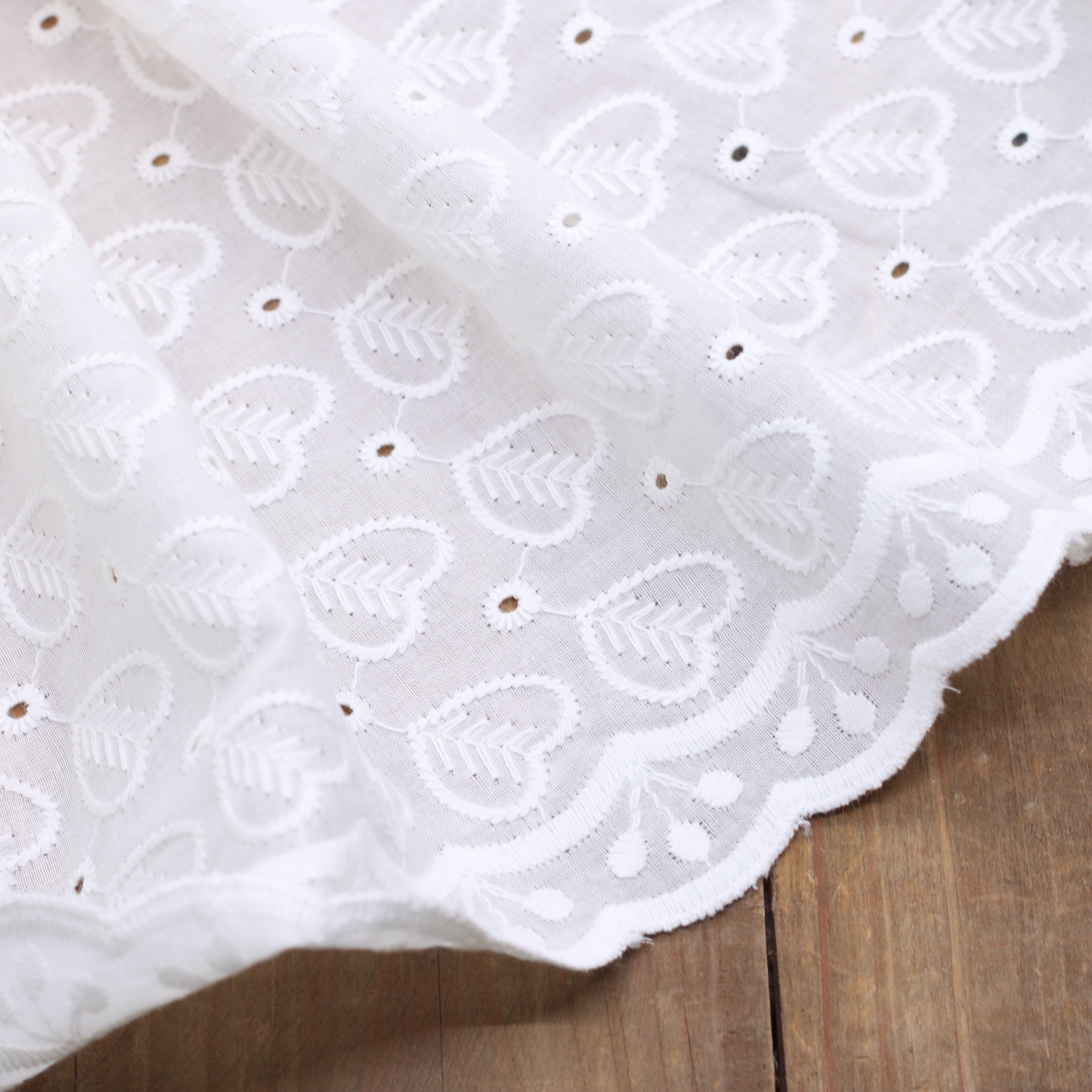 Tissu coton brodé et festonné - COEURS- Blanc cassé (Vendu x10cm) Tissus Sélection Gaspard & Léonie | Gaspard et Léonie Tissus en ligne et Mercerie à Toulouse