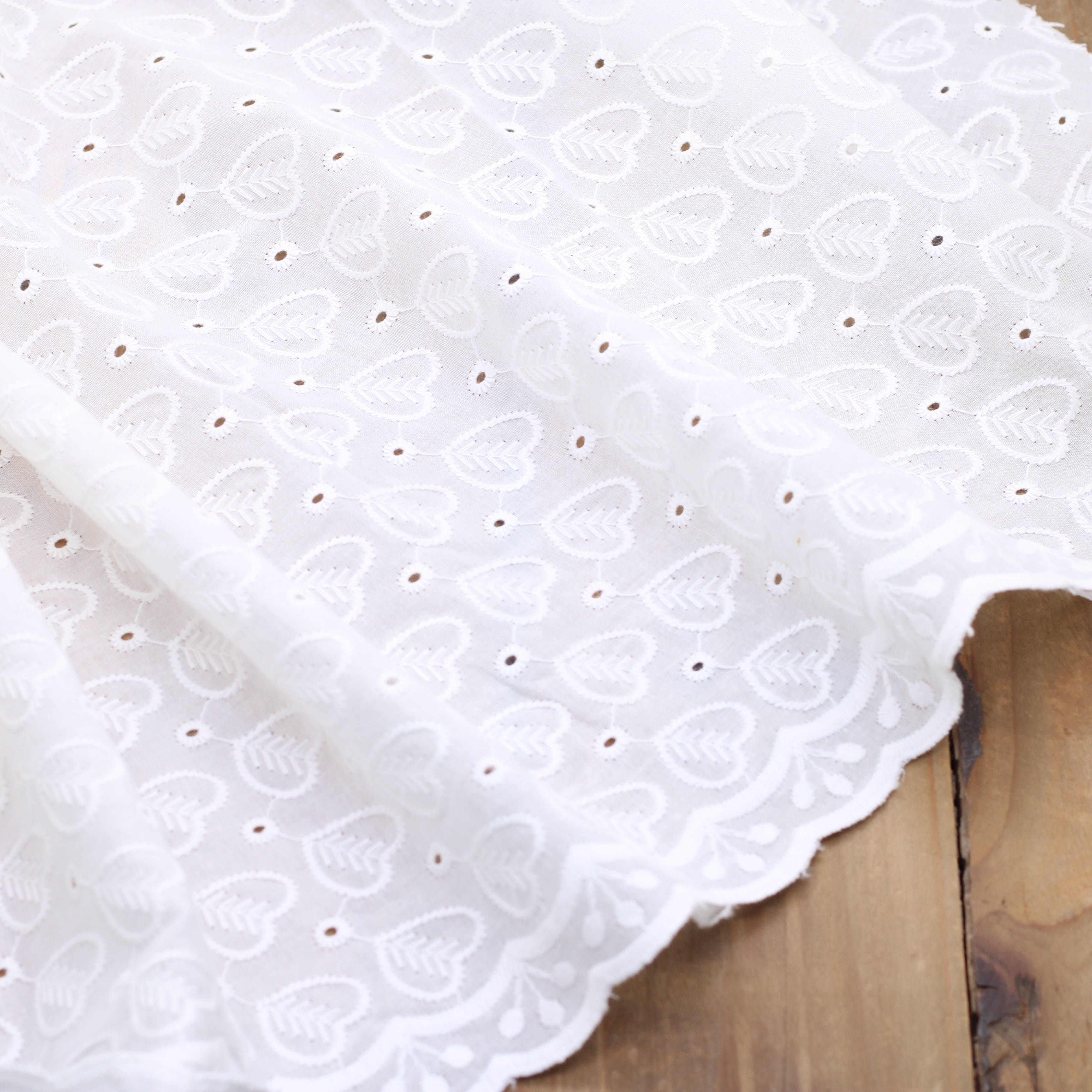 Tissu coton brodé et festonné - COEURS- Blanc cassé (Vendu x10cm) Tissus Sélection Gaspard & Léonie | Gaspard et Léonie Tissus en ligne et Mercerie à Toulouse