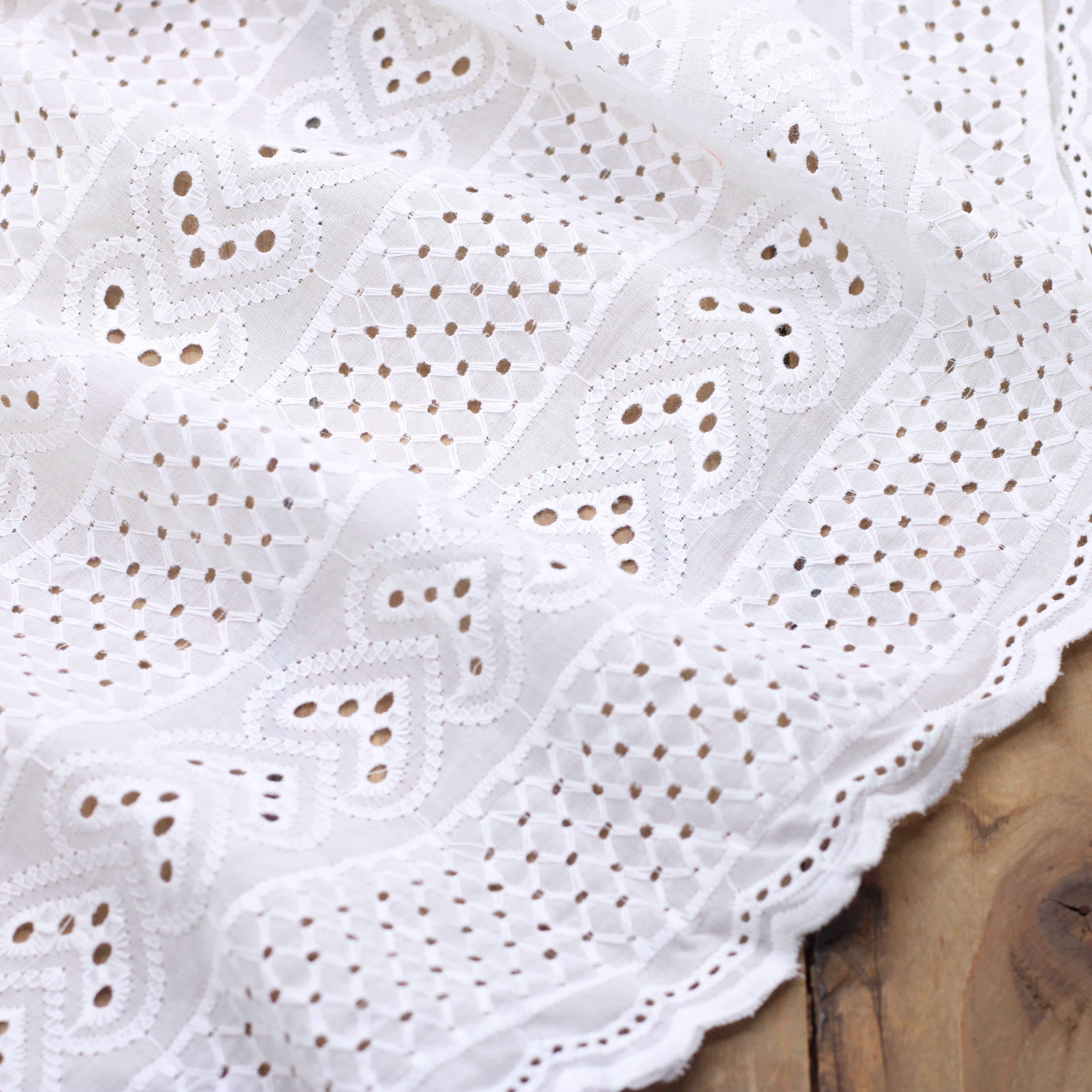 Tissu coton brodé et festonné - DIANE - Blanc cassé (Vendu x10cm) Tissus Sélection Gaspard & Léonie | Gaspard et Léonie Tissus en ligne et Mercerie à Toulouse