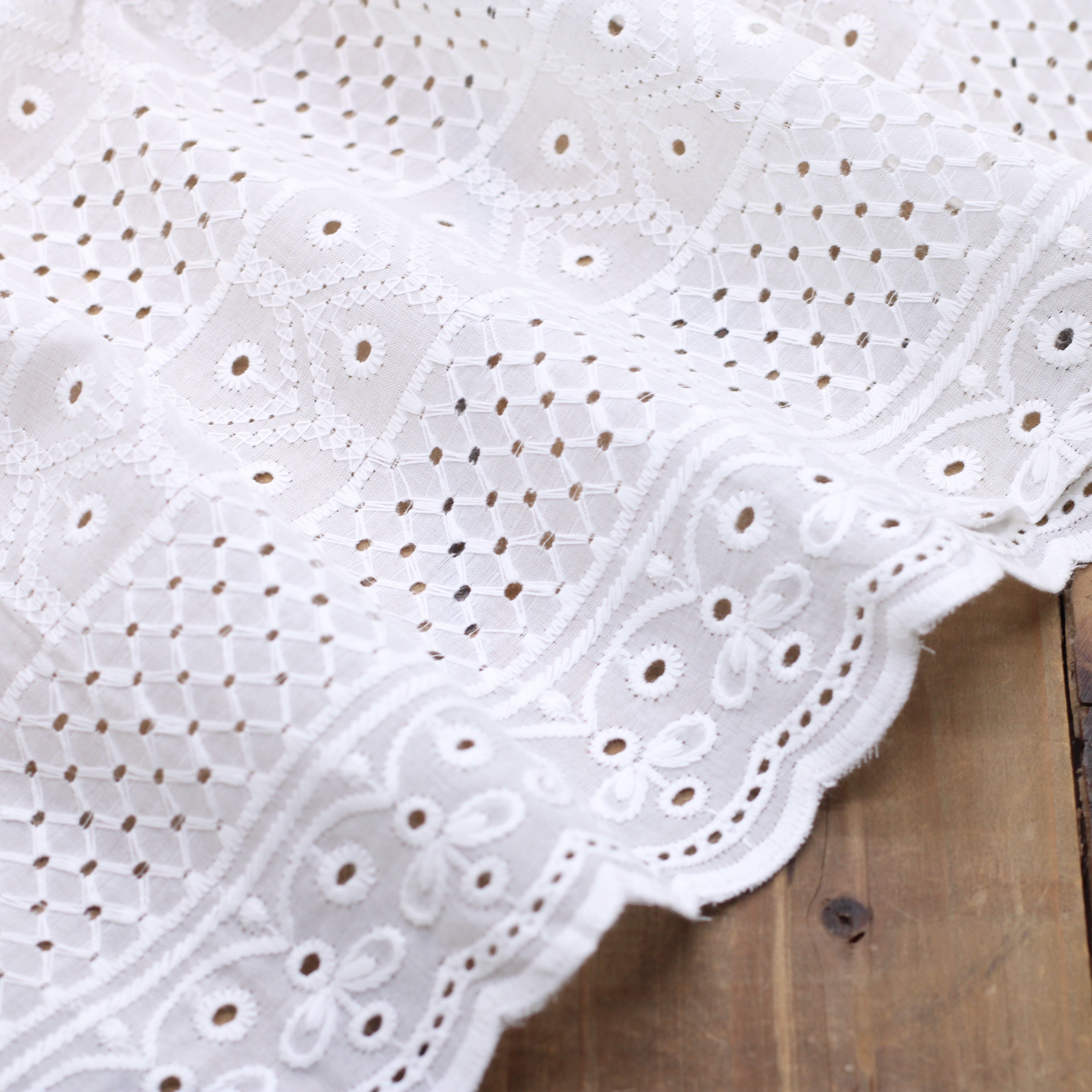 Tissu coton brodé et festonné - ELISABETH - Blanc cassé (Vendu x10cm) Tissus Sélection Gaspard & Léonie | Gaspard et Léonie Tissus en ligne et Mercerie à Toulouse