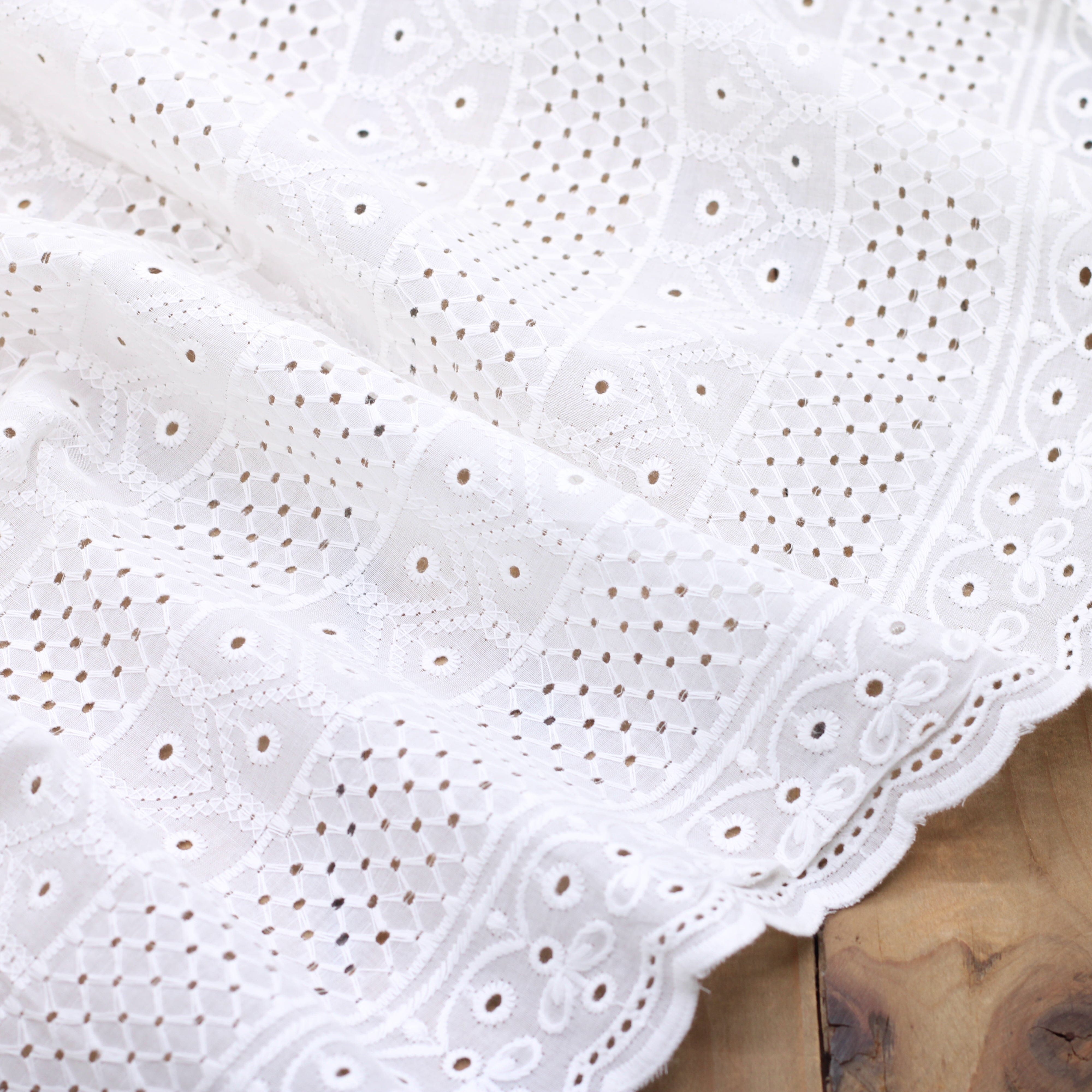 Tissu coton brodé et festonné - ELISABETH - Blanc cassé (Vendu x10cm) Tissus Sélection Gaspard & Léonie | Gaspard et Léonie Tissus en ligne et Mercerie à Toulouse