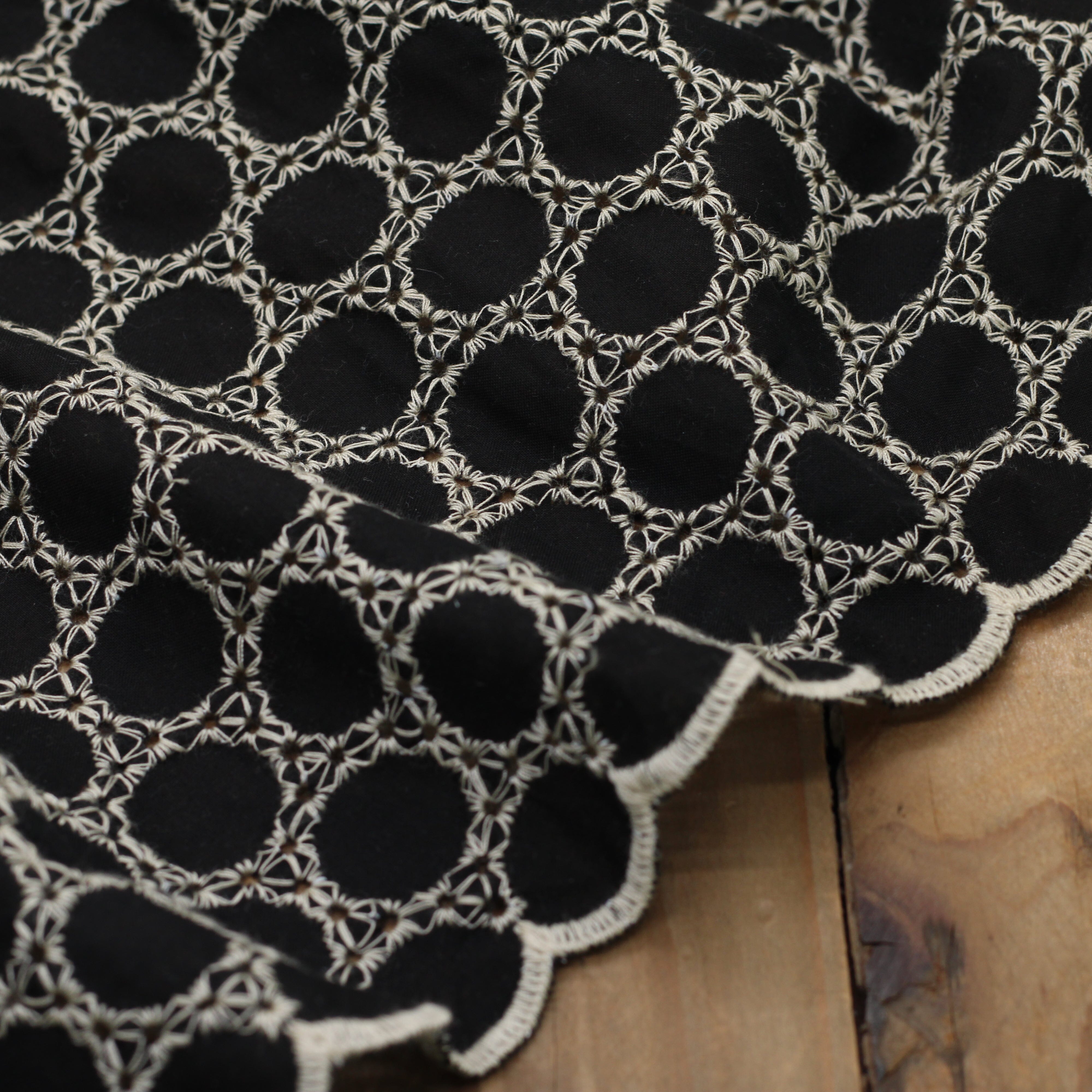 Tissu coton brodé étoile festonné CIRCLE - Noir (Vendu x10cm) Tissus Sélection Gaspard & Léonie | Gaspard et Léonie Tissus en ligne et Mercerie à Toulouse