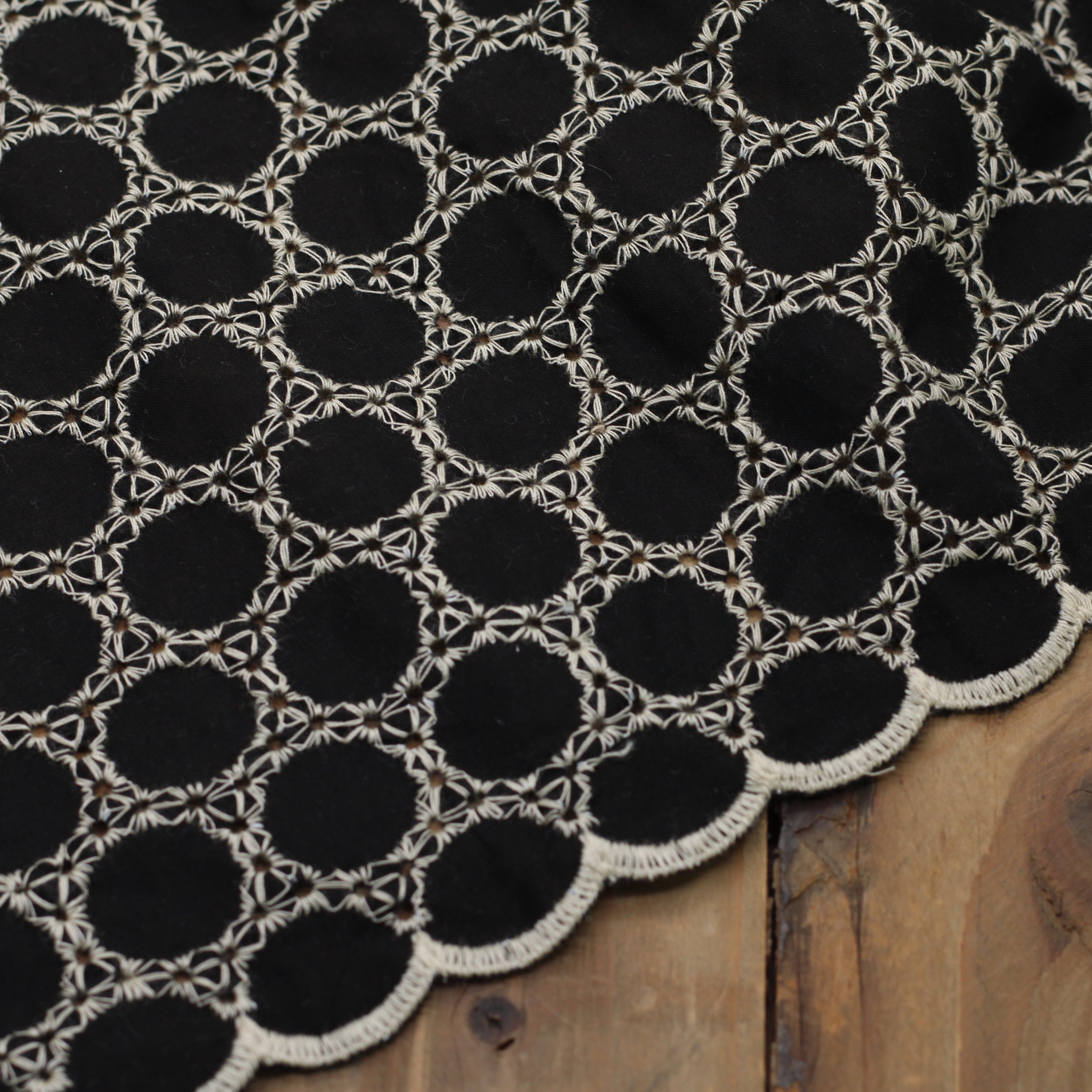 Tissu coton brodé étoile festonné CIRCLE - Noir (Vendu x10cm) Tissus Sélection Gaspard & Léonie | Gaspard et Léonie Tissus en ligne et Mercerie à Toulouse