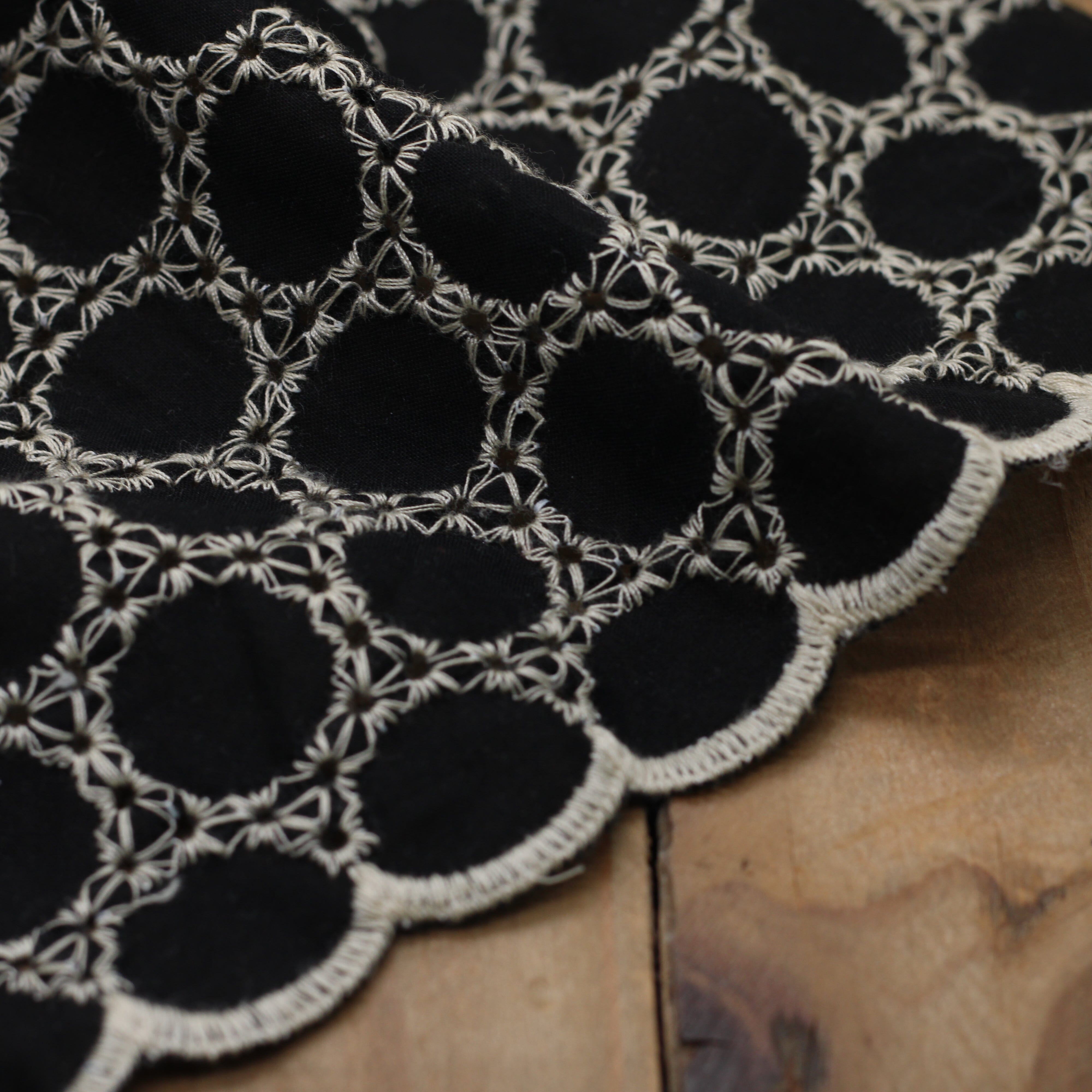 Tissu coton brodé étoile festonné CIRCLE - Noir (Vendu x10cm) Tissus Sélection Gaspard & Léonie | Gaspard et Léonie Tissus en ligne et Mercerie à Toulouse
