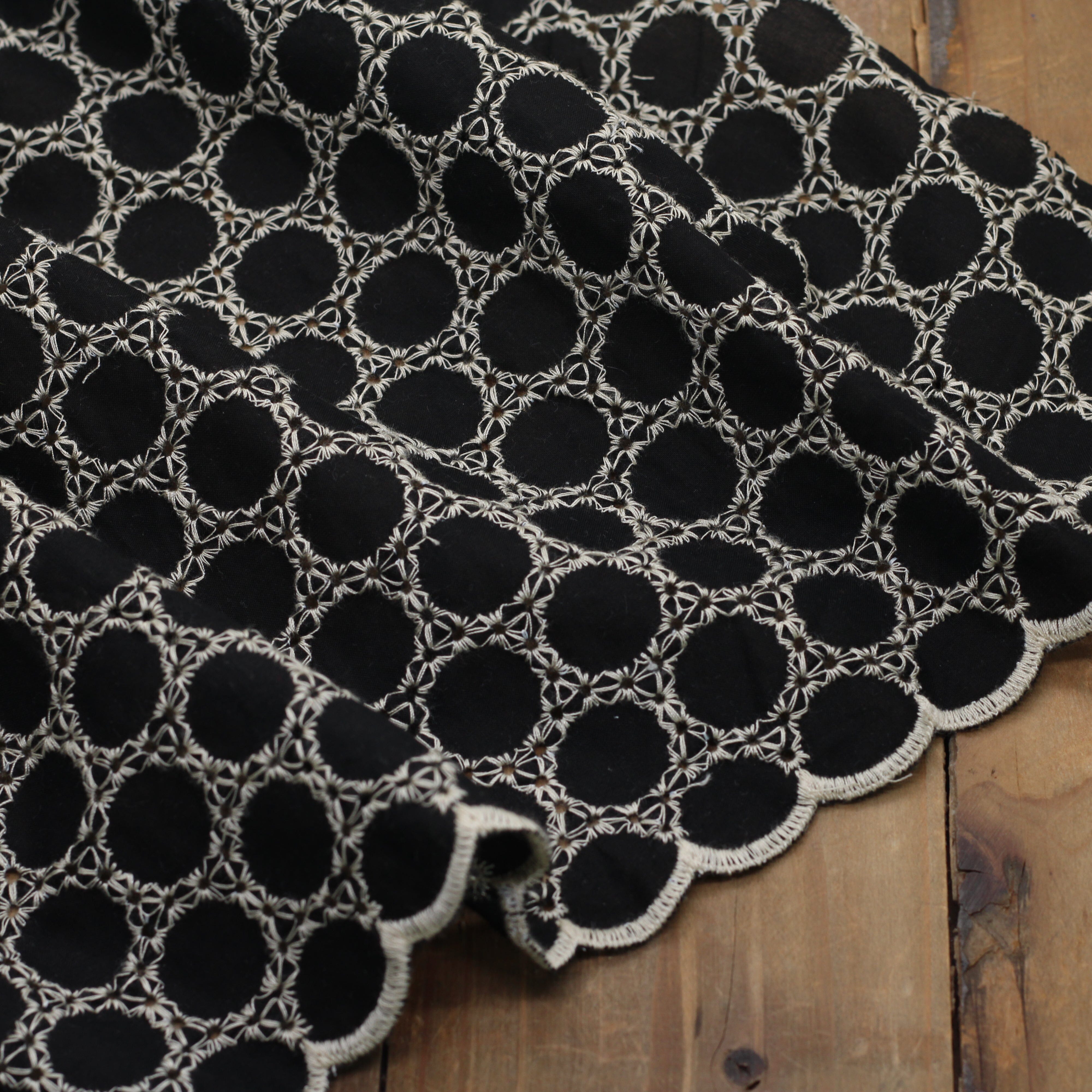 Tissu coton brodé étoile festonné CIRCLE - Noir (Vendu x10cm) Tissus Sélection Gaspard & Léonie | Gaspard et Léonie Tissus en ligne et Mercerie à Toulouse