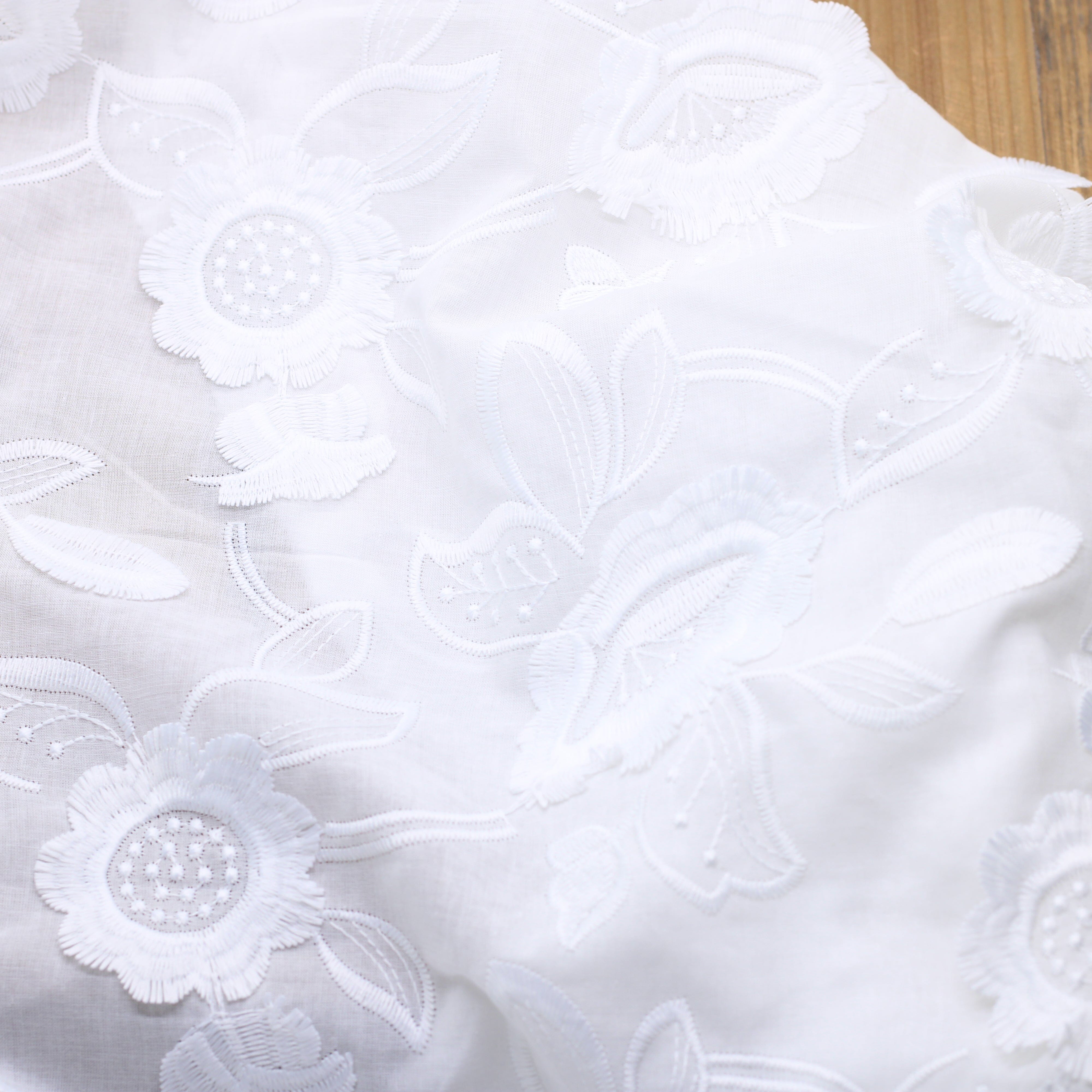 Tissu coton brodé fleuri- CATHIA FLOWERS - Blanc (Vendu x10cm) Tissus Sélection Gaspard & Léonie | Gaspard et Léonie Tissus en ligne et Mercerie à Toulouse