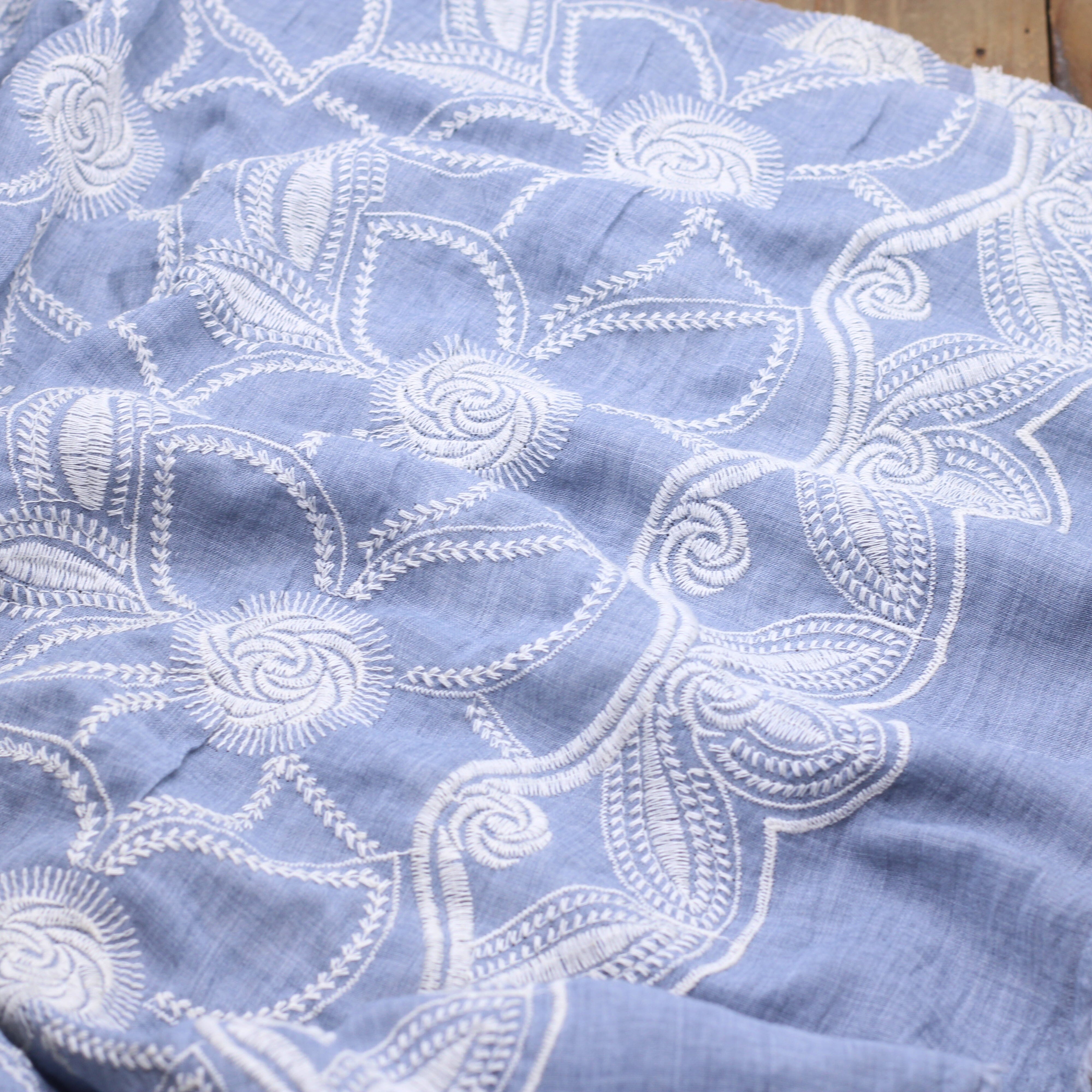 Tissu coton brodé fleuri- DUSTY - Bleu glacier (Vendu x10cm) Tissus Sélection Gaspard & Léonie | Gaspard et Léonie Tissus en ligne et Mercerie à Toulouse