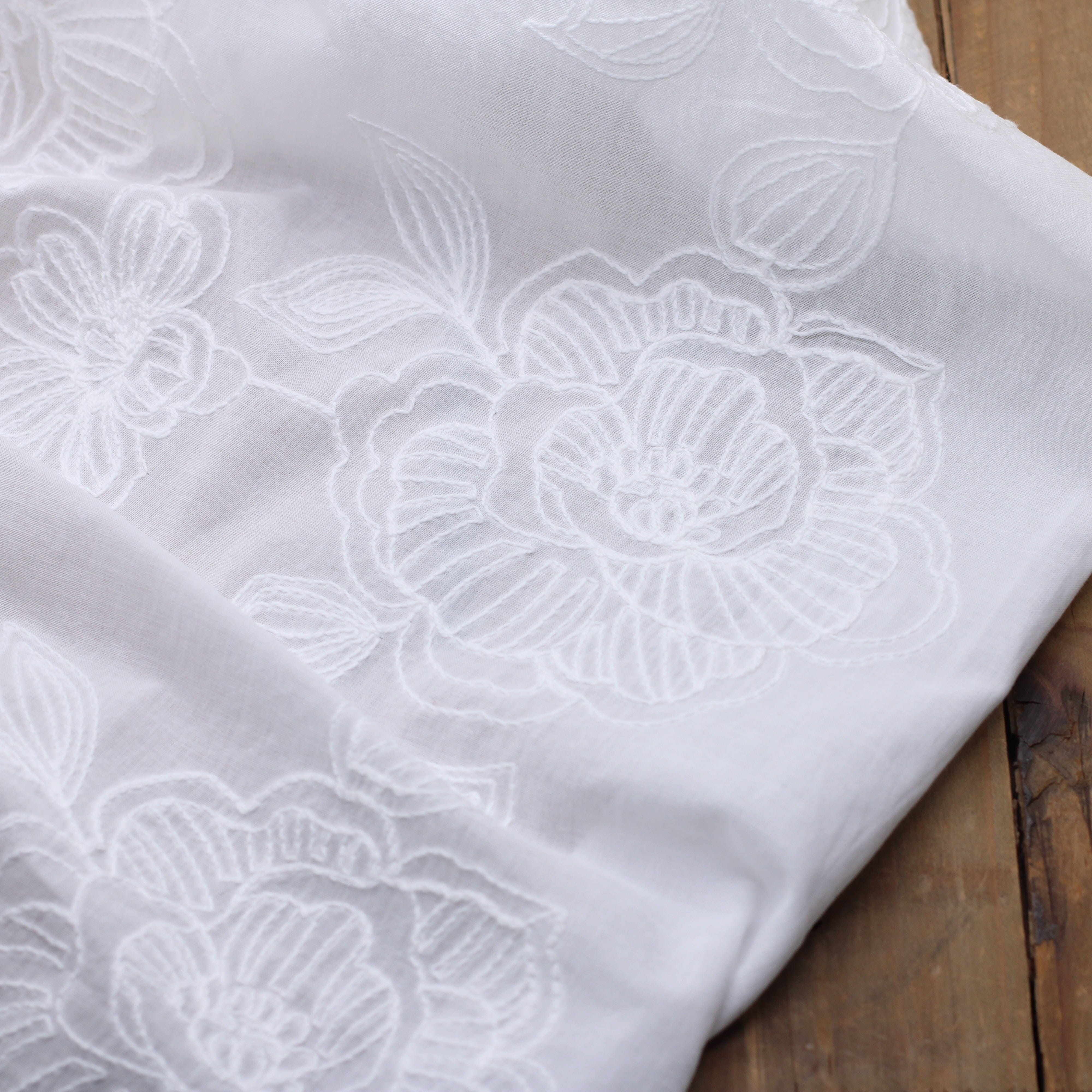 Tissu coton brodé Fleuri - MERRY - Blanc cassé Tissus Sélection Gaspard & Léonie | Gaspard et Léonie Tissus en ligne et Mercerie à Toulouse