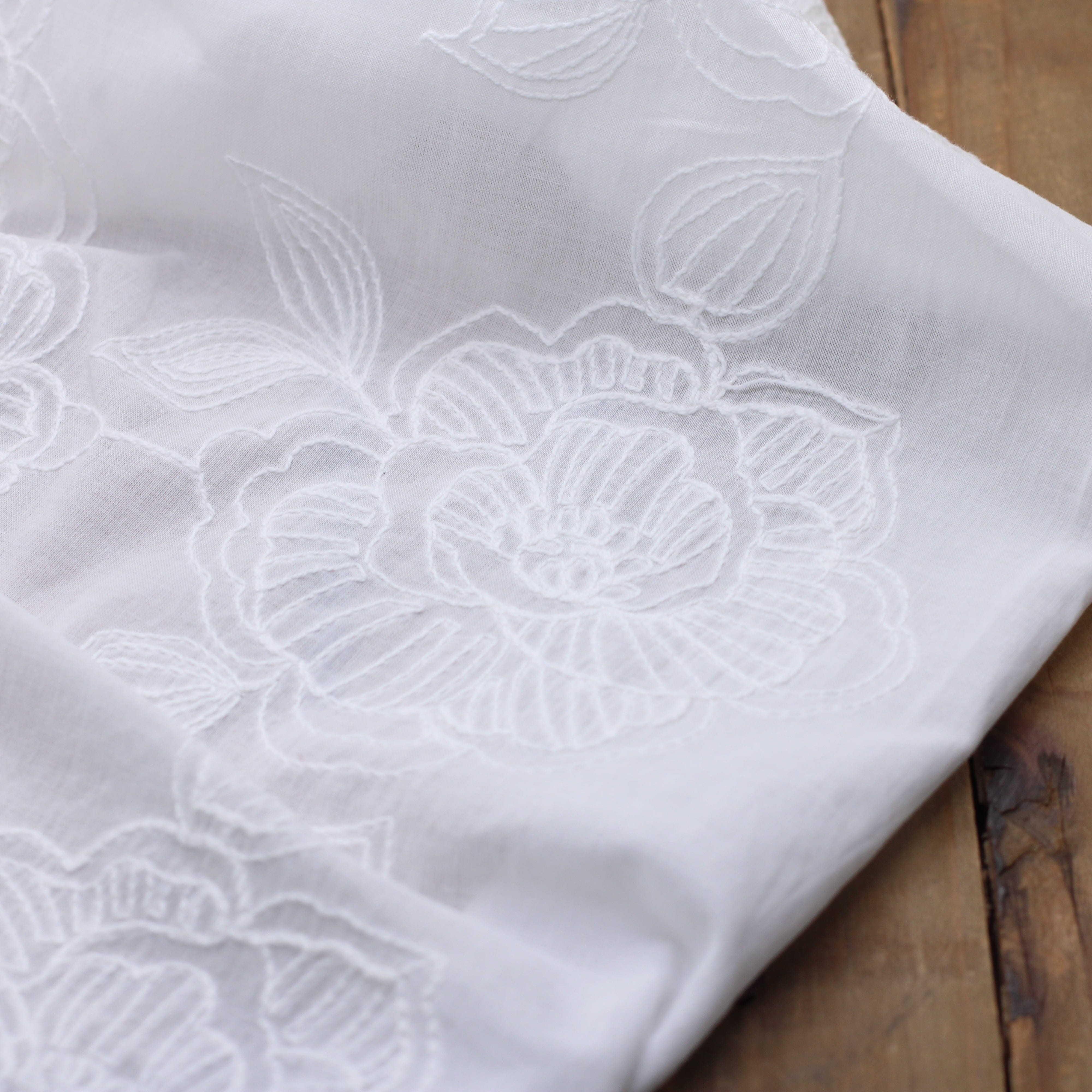 Tissu coton brodé Fleuri - MERRY - Blanc cassé Tissus Sélection Gaspard & Léonie | Gaspard et Léonie Tissus en ligne et Mercerie à Toulouse