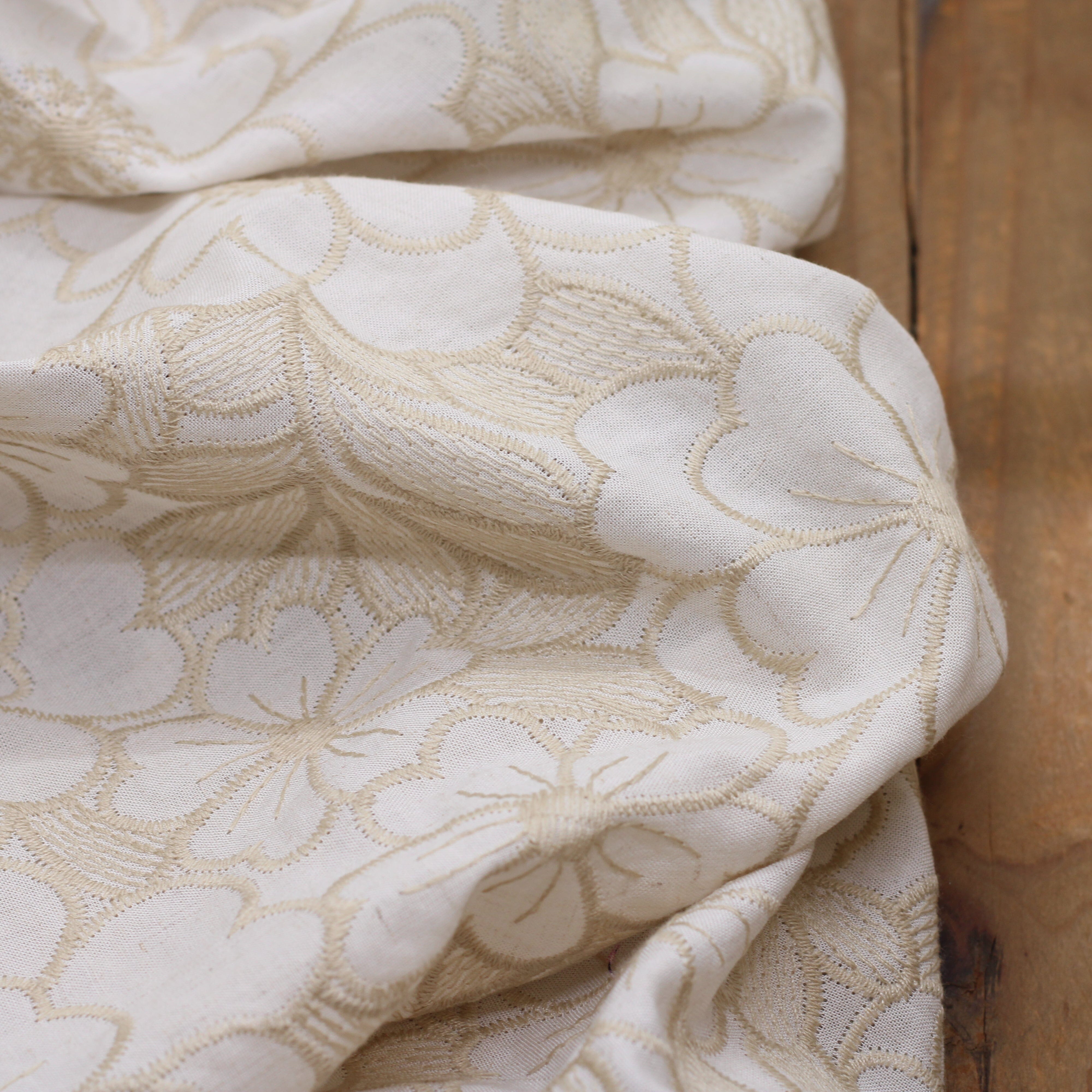 Tissu coton brodé fleuri- ORIANA - Beige ficelle (Vendu x10cm) Tissus Sélection Gaspard & Léonie | Gaspard et Léonie Tissus en ligne et Mercerie à Toulouse