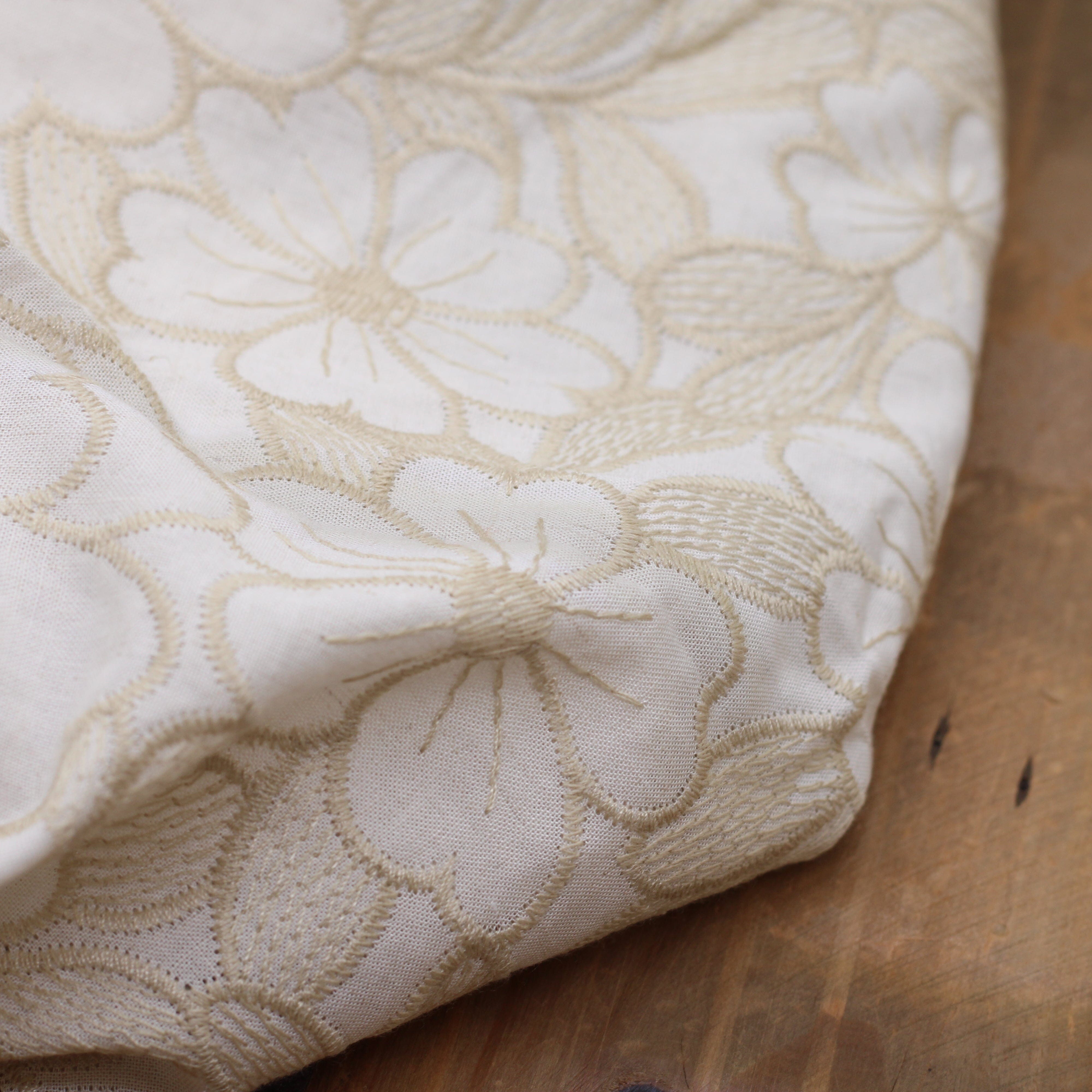 Tissu coton brodé fleuri- ORIANA - Beige ficelle (Vendu x10cm) Tissus Sélection Gaspard & Léonie | Gaspard et Léonie Tissus en ligne et Mercerie à Toulouse