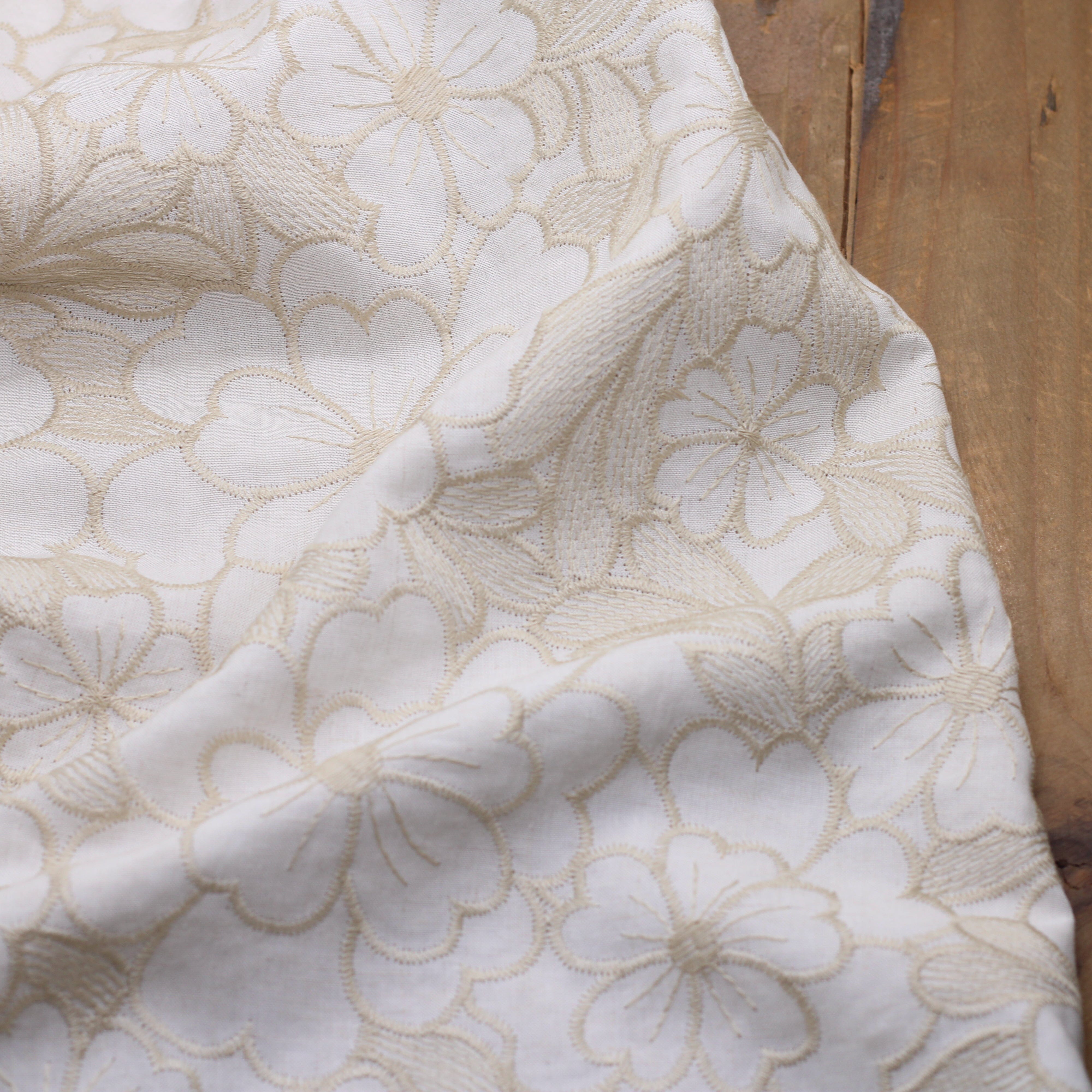 Tissu coton brodé fleuri- ORIANA - Beige ficelle (Vendu x10cm) Tissus Sélection Gaspard & Léonie | Gaspard et Léonie Tissus en ligne et Mercerie à Toulouse