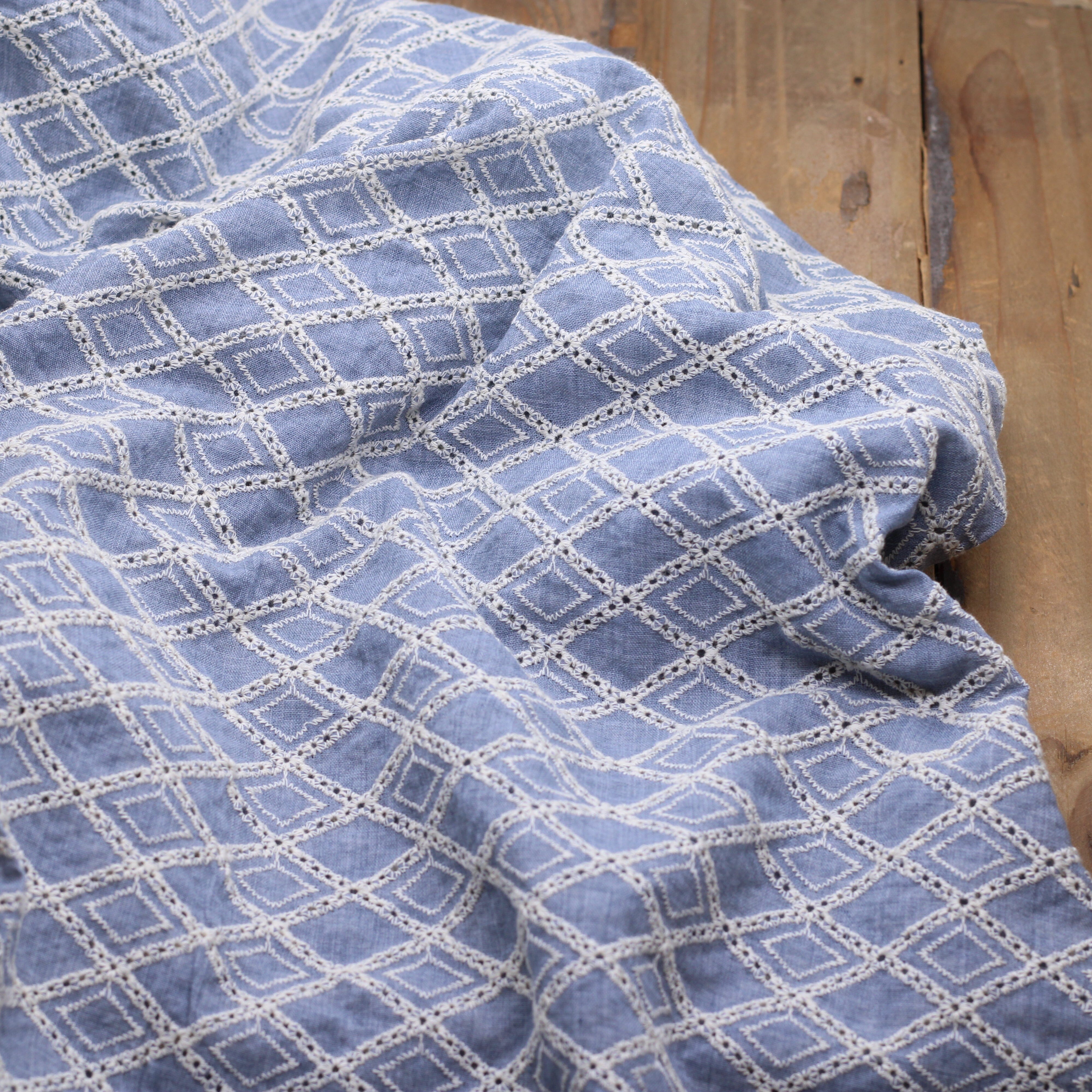 Tissu coton brodé - LOSANGE - Bleu glacier (Vendu x10cm) Tissus Sélection Gaspard & Léonie | Gaspard et Léonie Tissus en ligne et Mercerie à Toulouse