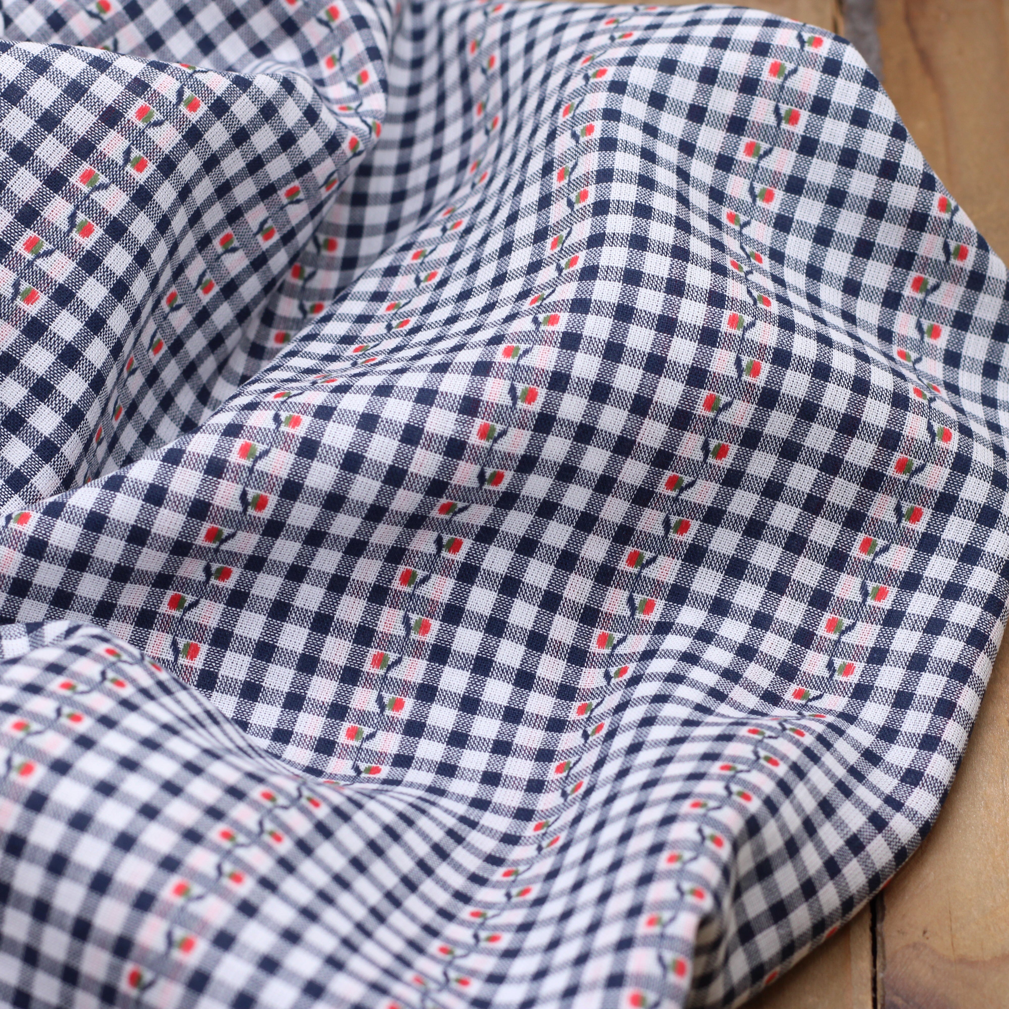 Tissu coton brodé- VICHY CERISES - Bleu Marine /rouge (Vendu x10cm) Tissus Sélection Gaspard & Léonie | Gaspard et Léonie Tissus en ligne et Mercerie à Toulouse