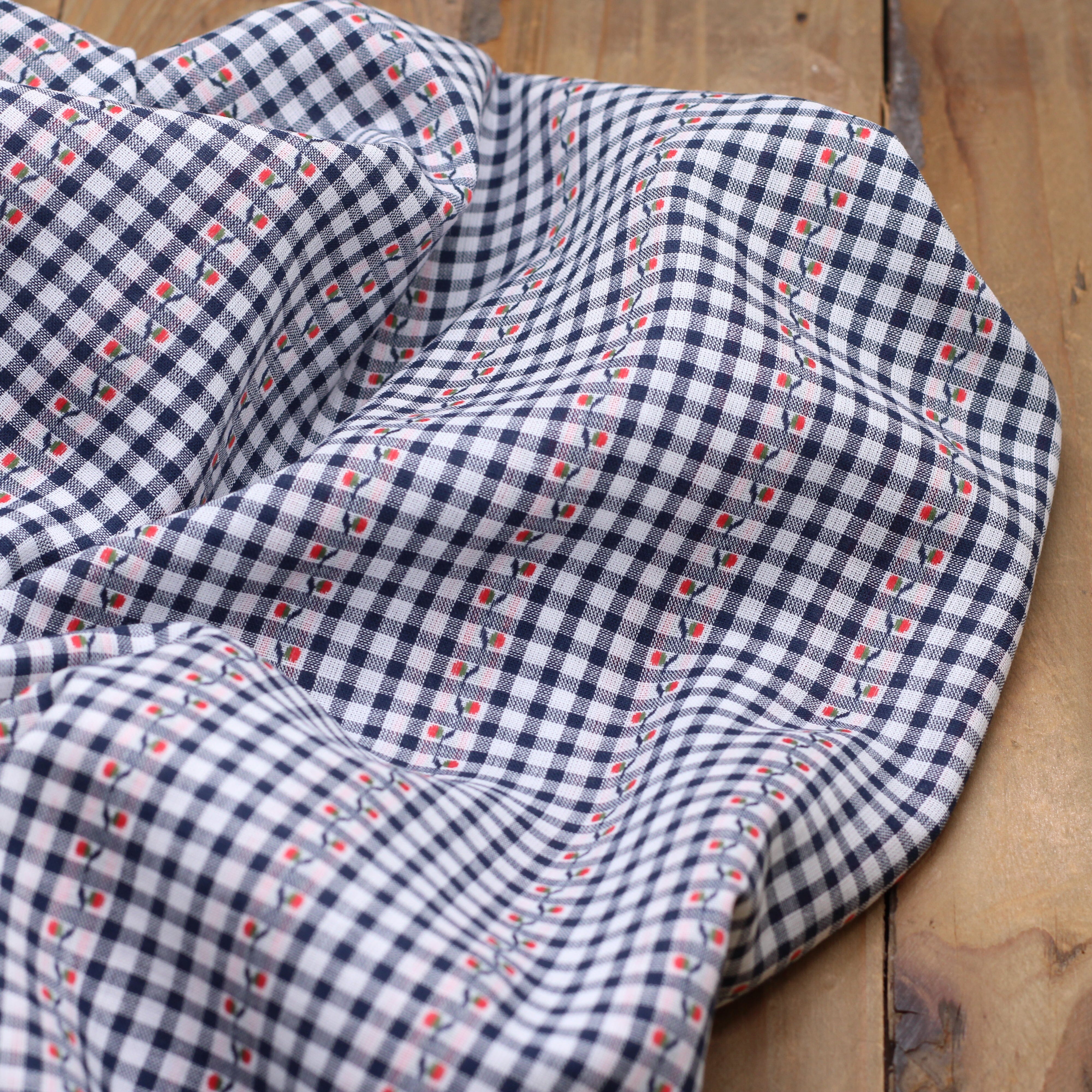 Tissu coton brodé- VICHY CERISES - Bleu Marine /rouge (Vendu x10cm) Tissus Sélection Gaspard & Léonie | Gaspard et Léonie Tissus en ligne et Mercerie à Toulouse