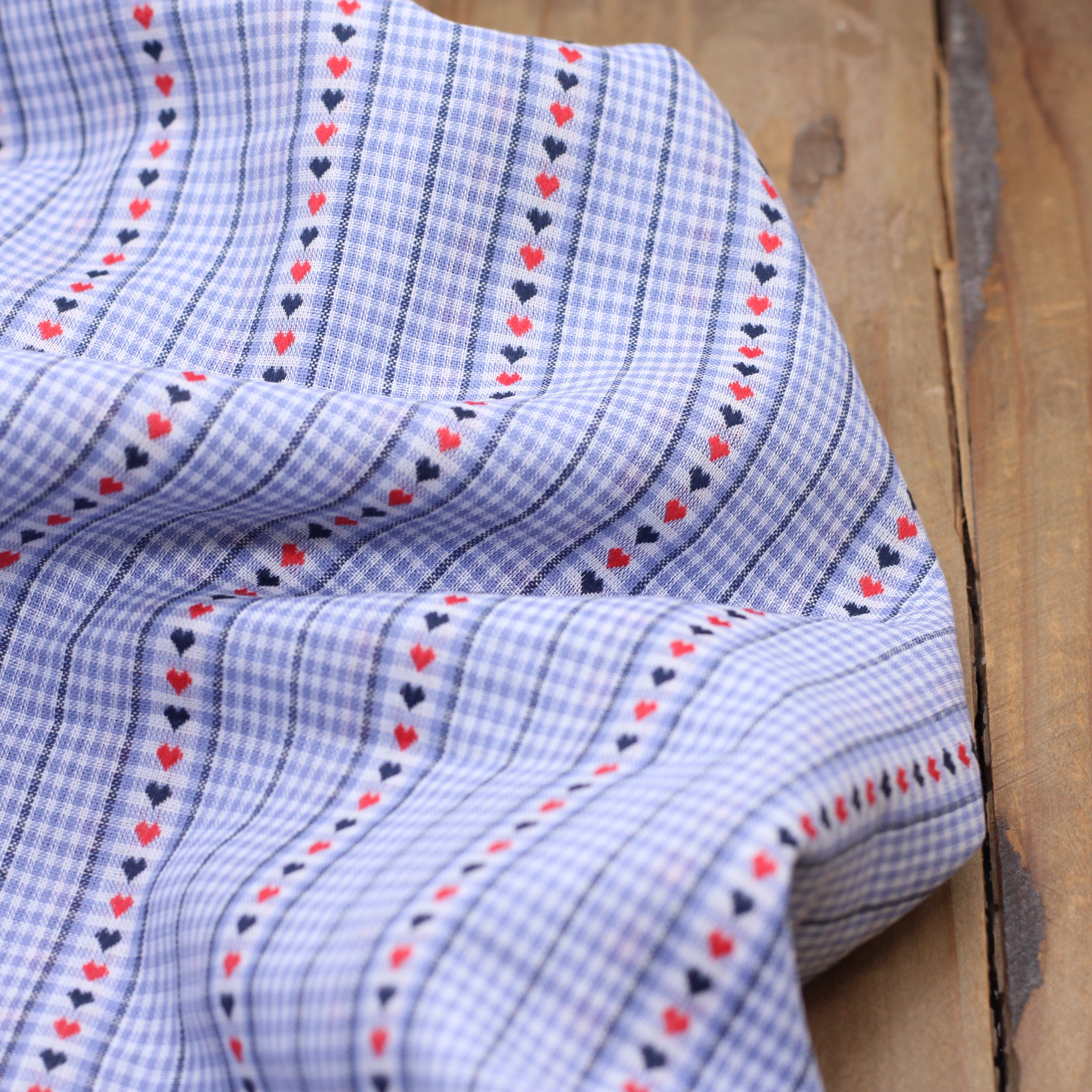 Tissu coton brodé- VICHY COEURS - Bleu glacier /rouge (Vendu x10cm) Tissus Sélection Gaspard & Léonie | Gaspard et Léonie Tissus en ligne et Mercerie à Toulouse