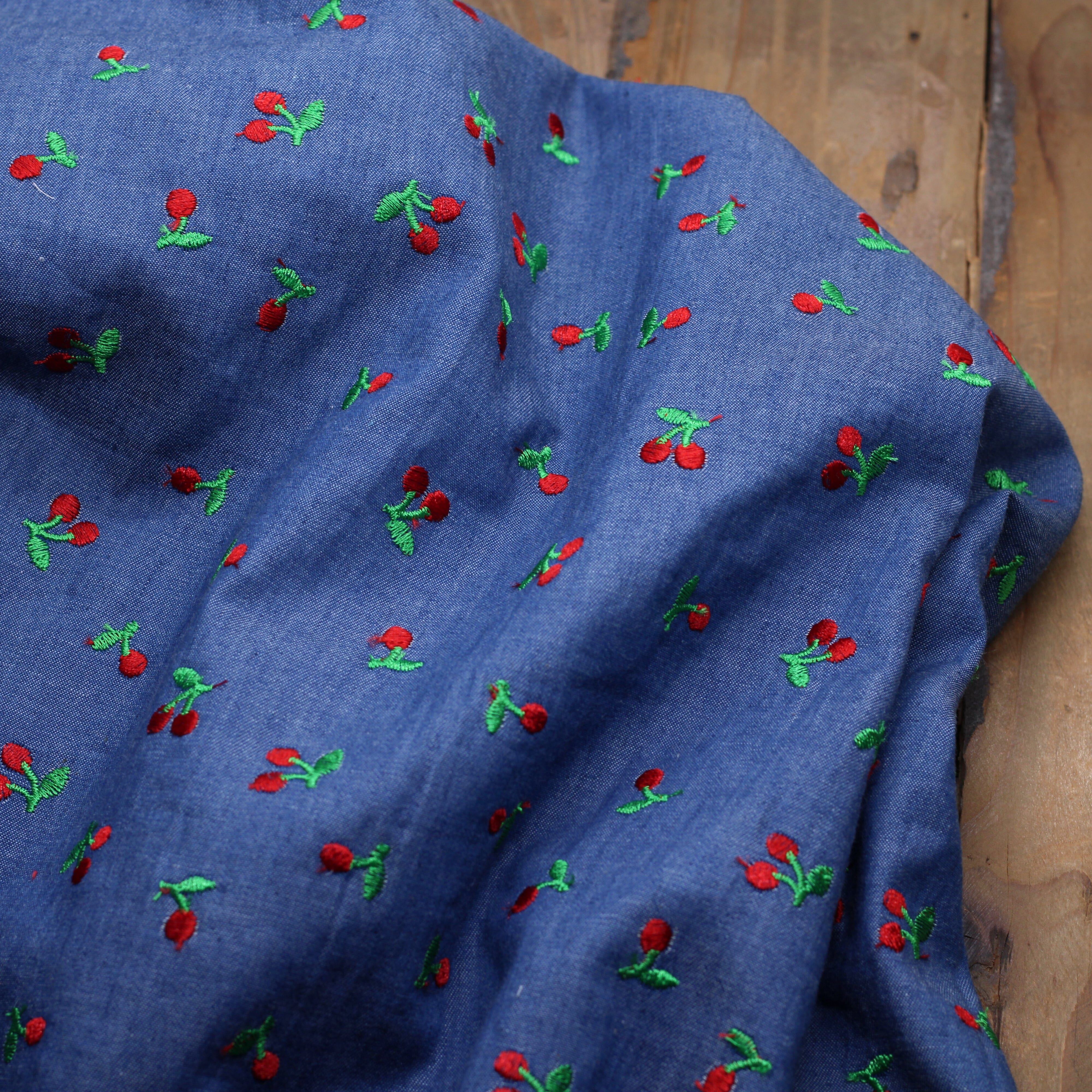 Tissu coton denim brodé - CERISES - Bleu BRUT (Vendu x10cm) Tissus Sélection Gaspard & Léonie | Gaspard et Léonie Tissus en ligne et Mercerie à Toulouse