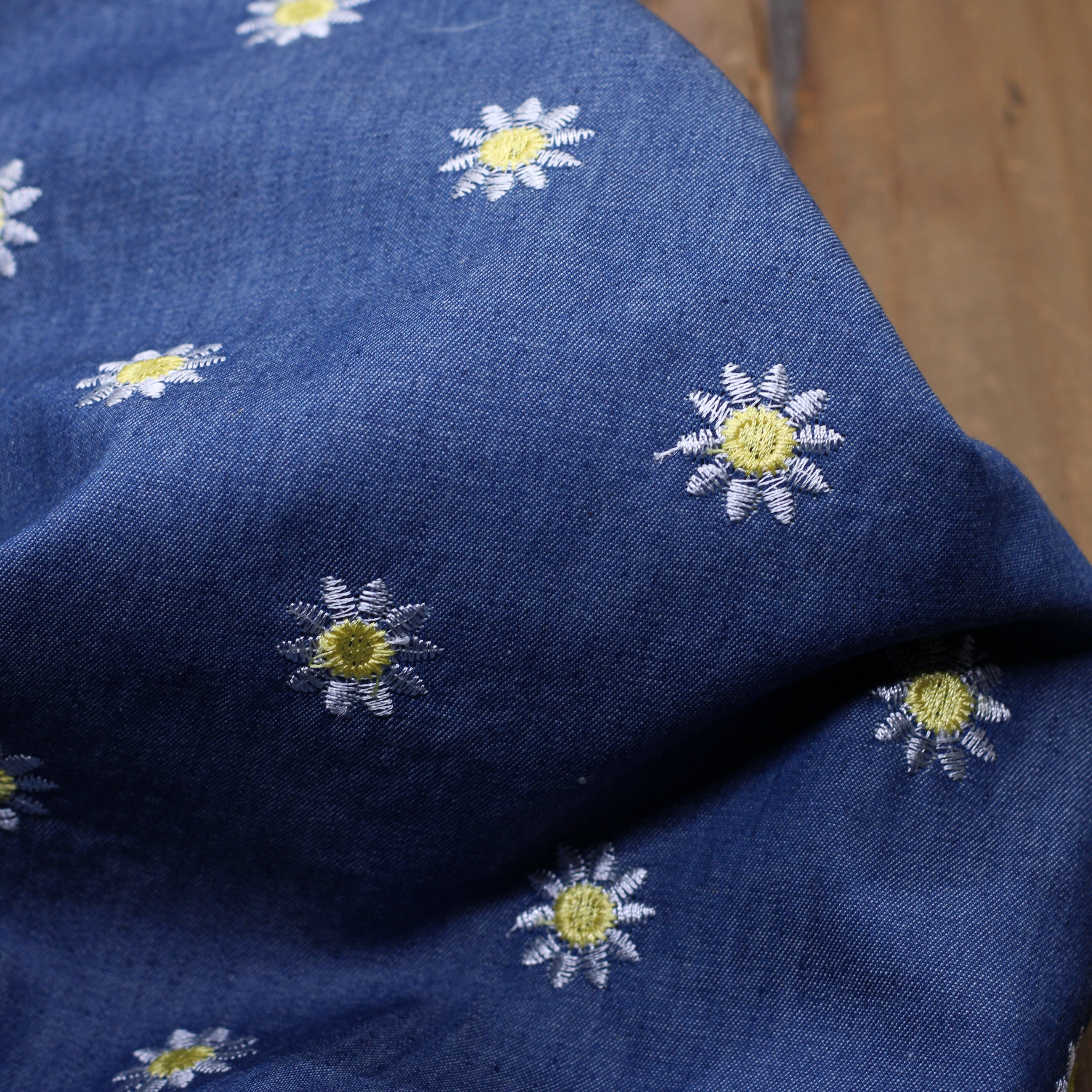 Tissu coton denim brodé - PAQUERETTES - Bleu BRUT (Vendu x10cm) Tissus Sélection Gaspard & Léonie | Gaspard et Léonie Tissus en ligne et Mercerie à Toulouse