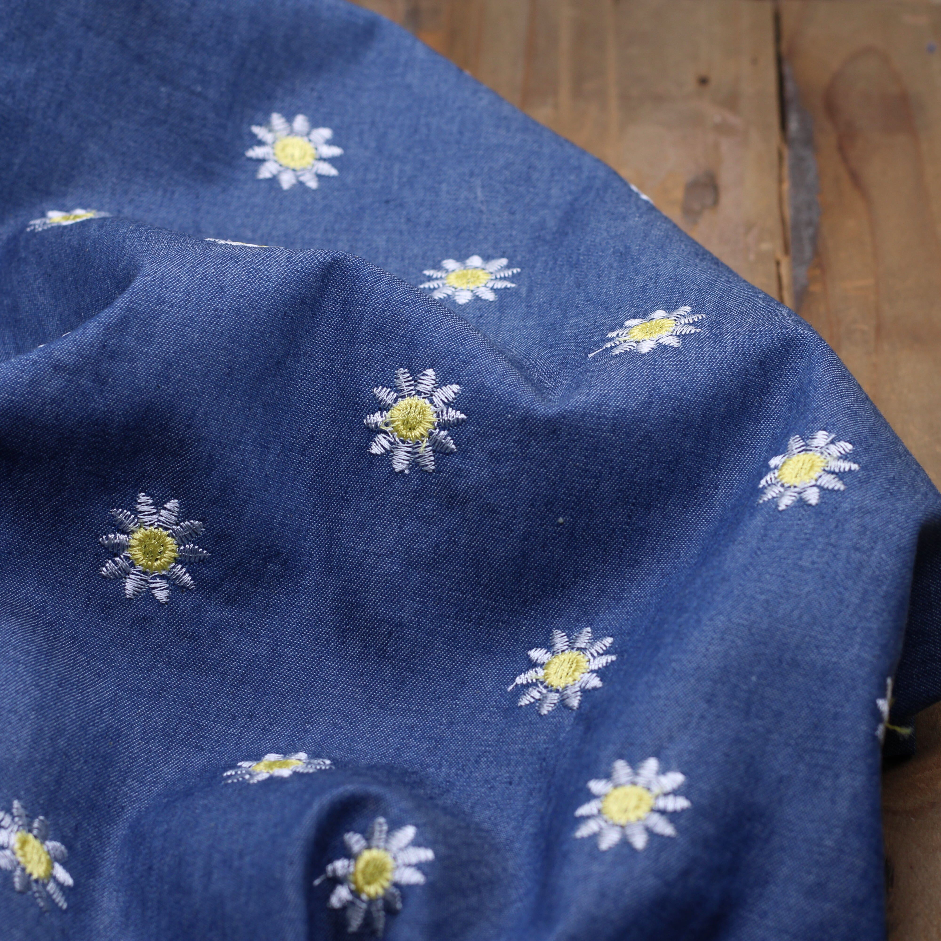 Tissu coton denim brodé - PAQUERETTES - Bleu BRUT (Vendu x10cm) Tissus Sélection Gaspard & Léonie | Gaspard et Léonie Tissus en ligne et Mercerie à Toulouse