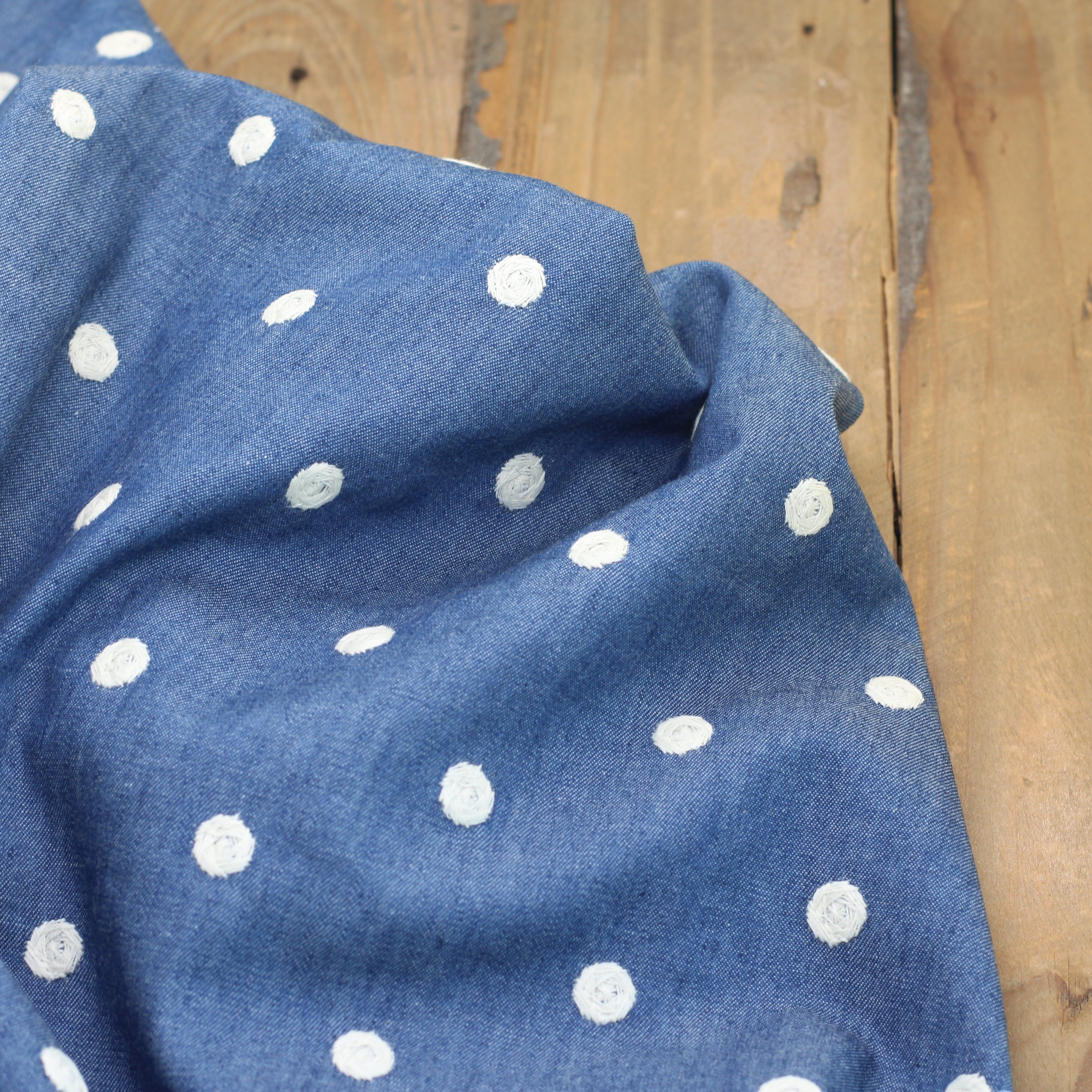 Tissu coton denim brodé - POIS - Bleu (Vendu x10cm) Tissus Sélection Gaspard & Léonie | Gaspard et Léonie Tissus en ligne et Mercerie à Toulouse