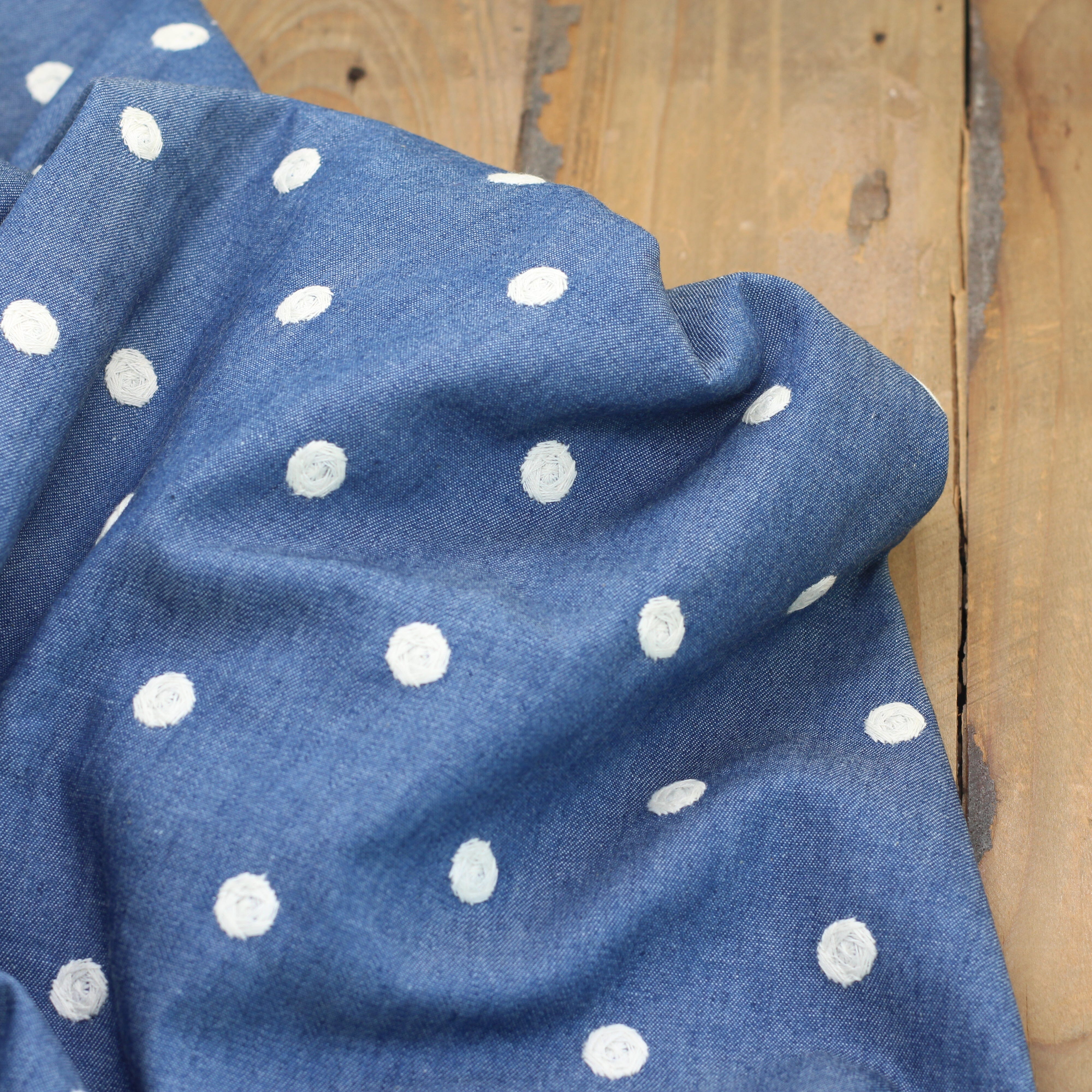 Tissu coton denim brodé - POIS - Bleu (Vendu x10cm) Tissus Sélection Gaspard & Léonie | Gaspard et Léonie Tissus en ligne et Mercerie à Toulouse