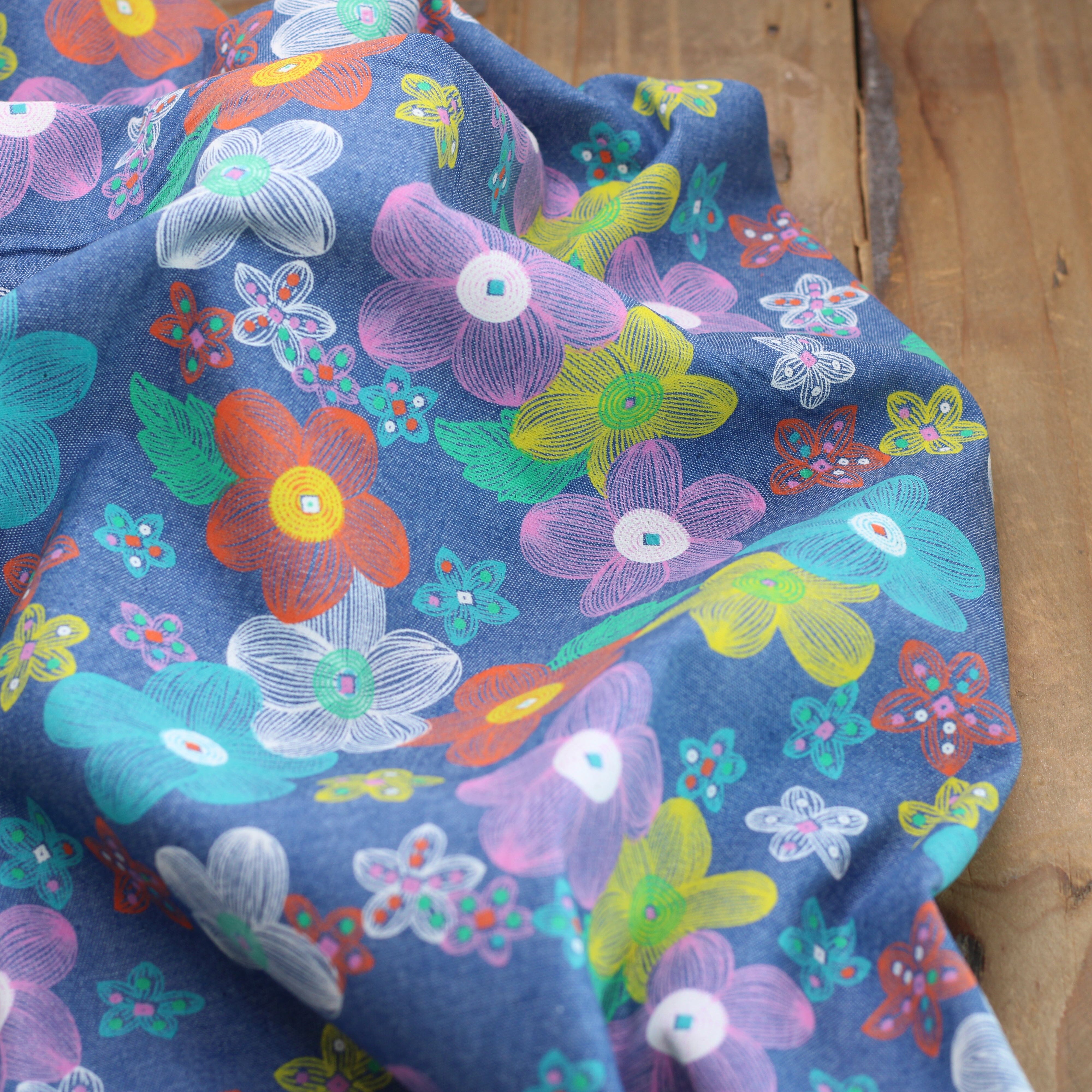 Tissu Coton Denim imprimé - FLOWERS- Bleu (Vendu x10cm) Tissus Sélection Gaspard & Léonie | Gaspard et Léonie Tissus en ligne et Mercerie à Toulouse