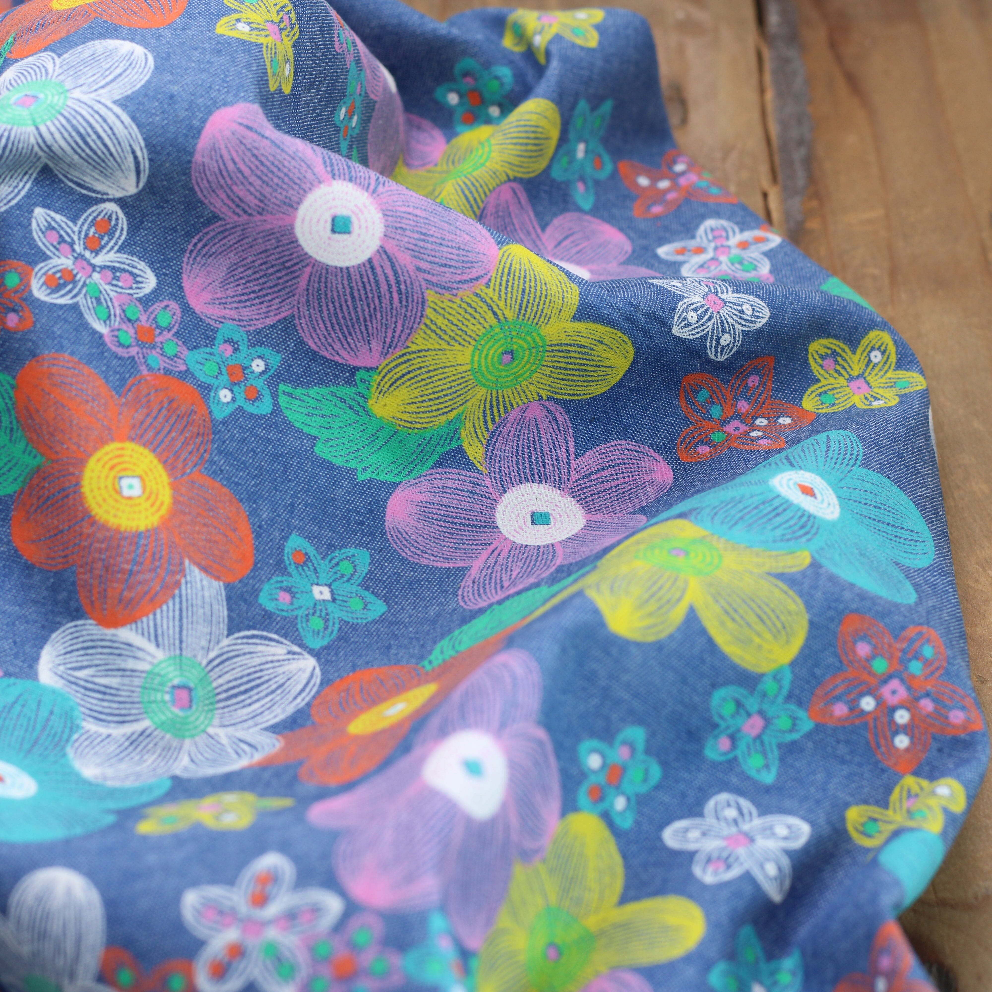 Tissu Coton Denim imprimé - FLOWERS- Bleu (Vendu x10cm) Tissus Sélection Gaspard & Léonie | Gaspard et Léonie Tissus en ligne et Mercerie à Toulouse