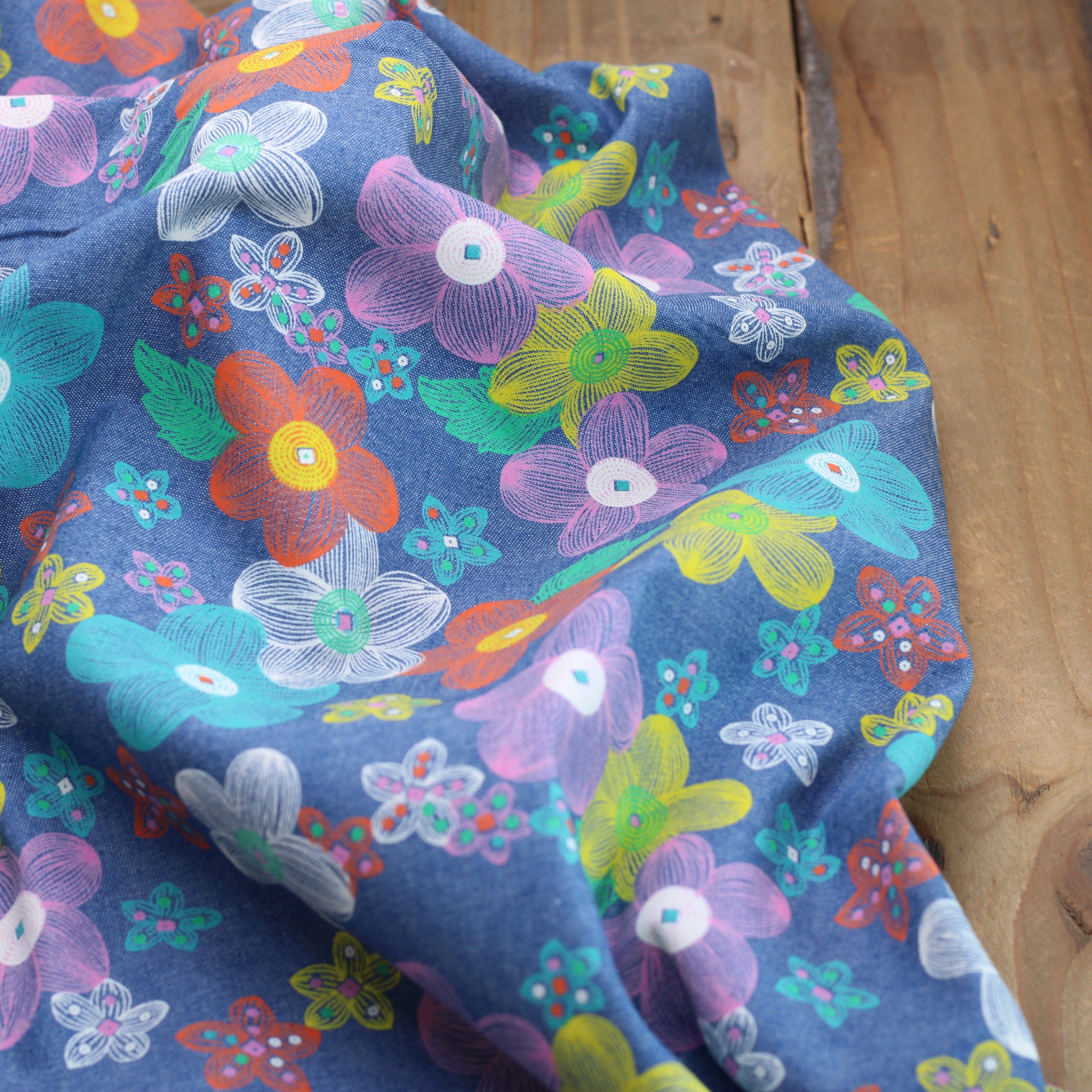 Tissu Coton Denim imprimé - FLOWERS- Bleu (Vendu x10cm) Tissus Sélection Gaspard & Léonie | Gaspard et Léonie Tissus en ligne et Mercerie à Toulouse