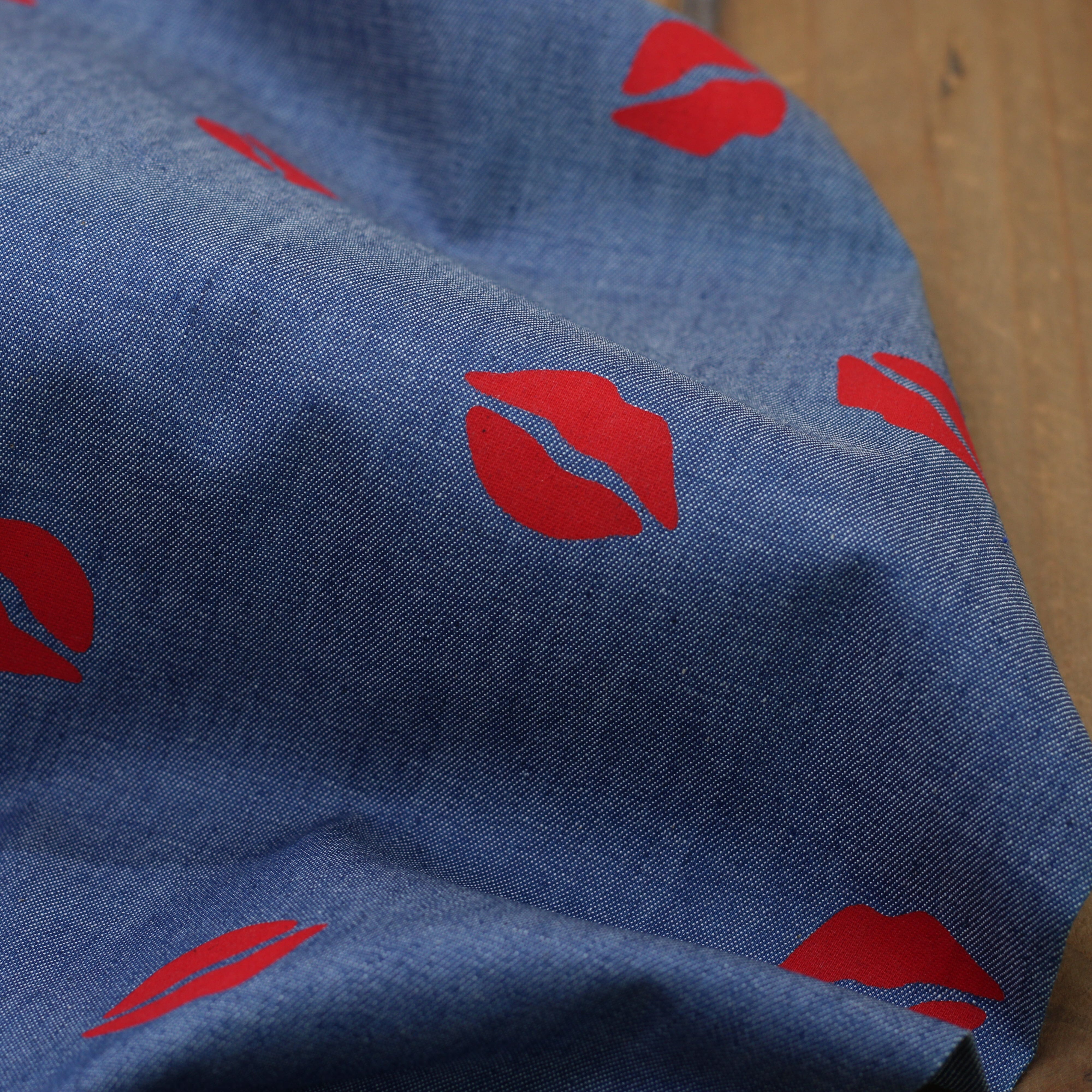 Tissu coton denim - KISS - Bleu (Vendu x10cm) Tissus Sélection Gaspard & Léonie | Gaspard et Léonie Tissus en ligne et Mercerie à Toulouse