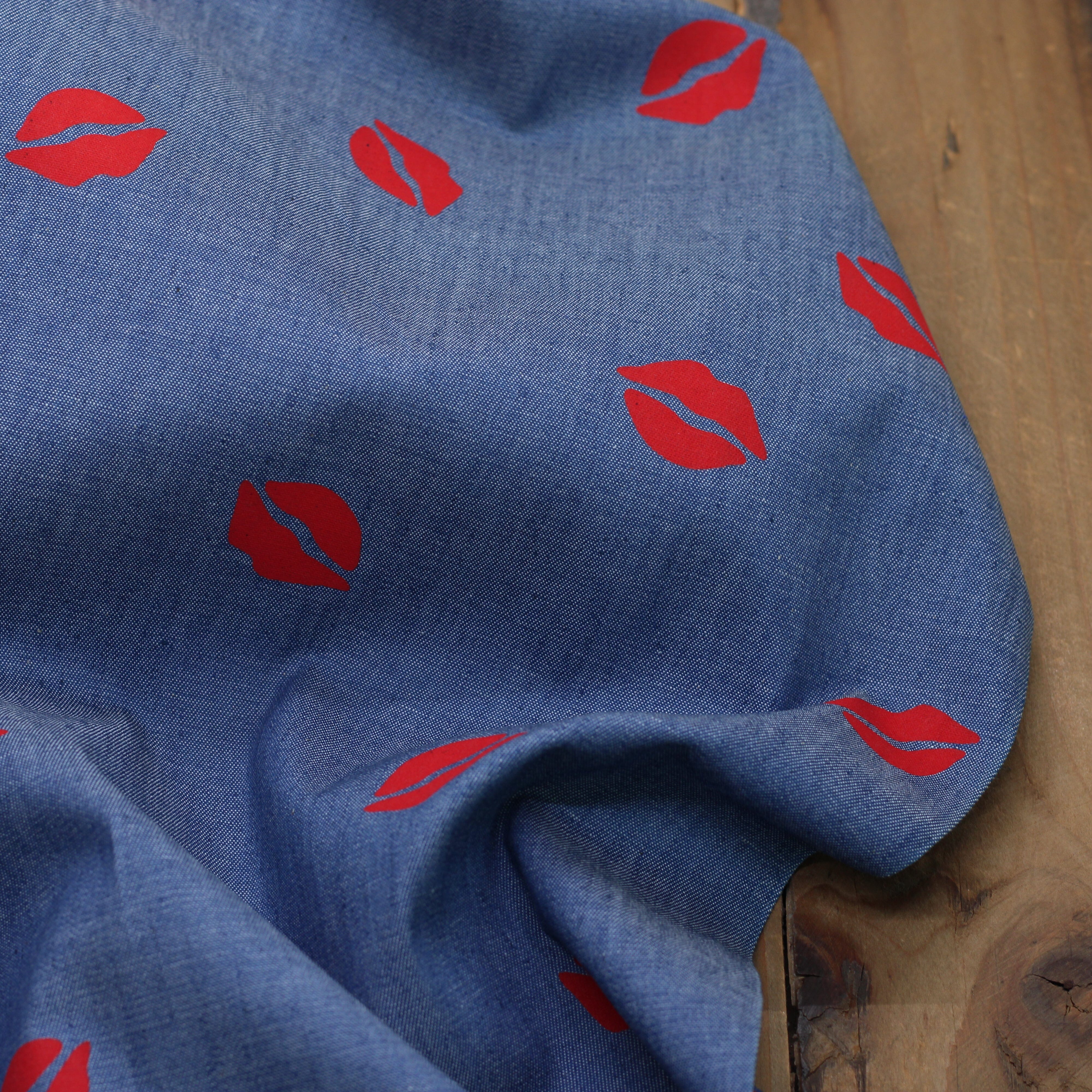 Tissu coton denim - KISS - Bleu (Vendu x10cm) Tissus Sélection Gaspard & Léonie | Gaspard et Léonie Tissus en ligne et Mercerie à Toulouse