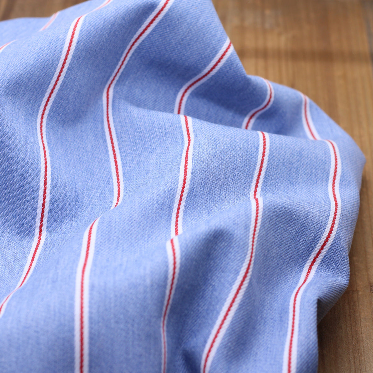 Tissu Coton Denim - Rayé - Bleu clair/Rouge (Vendu x10cm) Tissus Sélection Gaspard & Léonie | Gaspard et Léonie Tissus en ligne et Mercerie à Toulouse