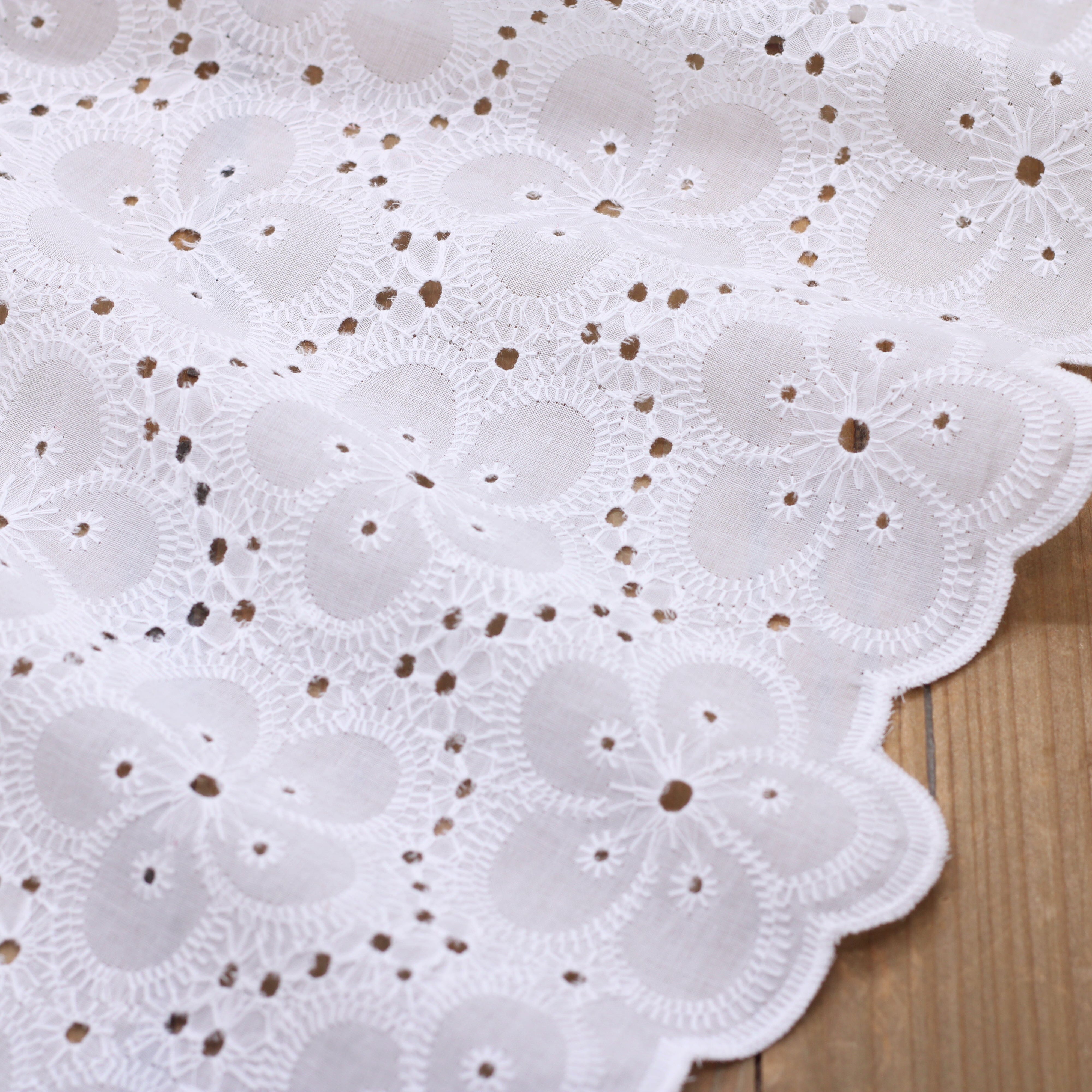 Tissu coton fleuri brodé et festonné - SCARLET - Blanc (Vendu x10cm) Tissus Sélection Gaspard & Léonie | Gaspard et Léonie Tissus en ligne et Mercerie à Toulouse