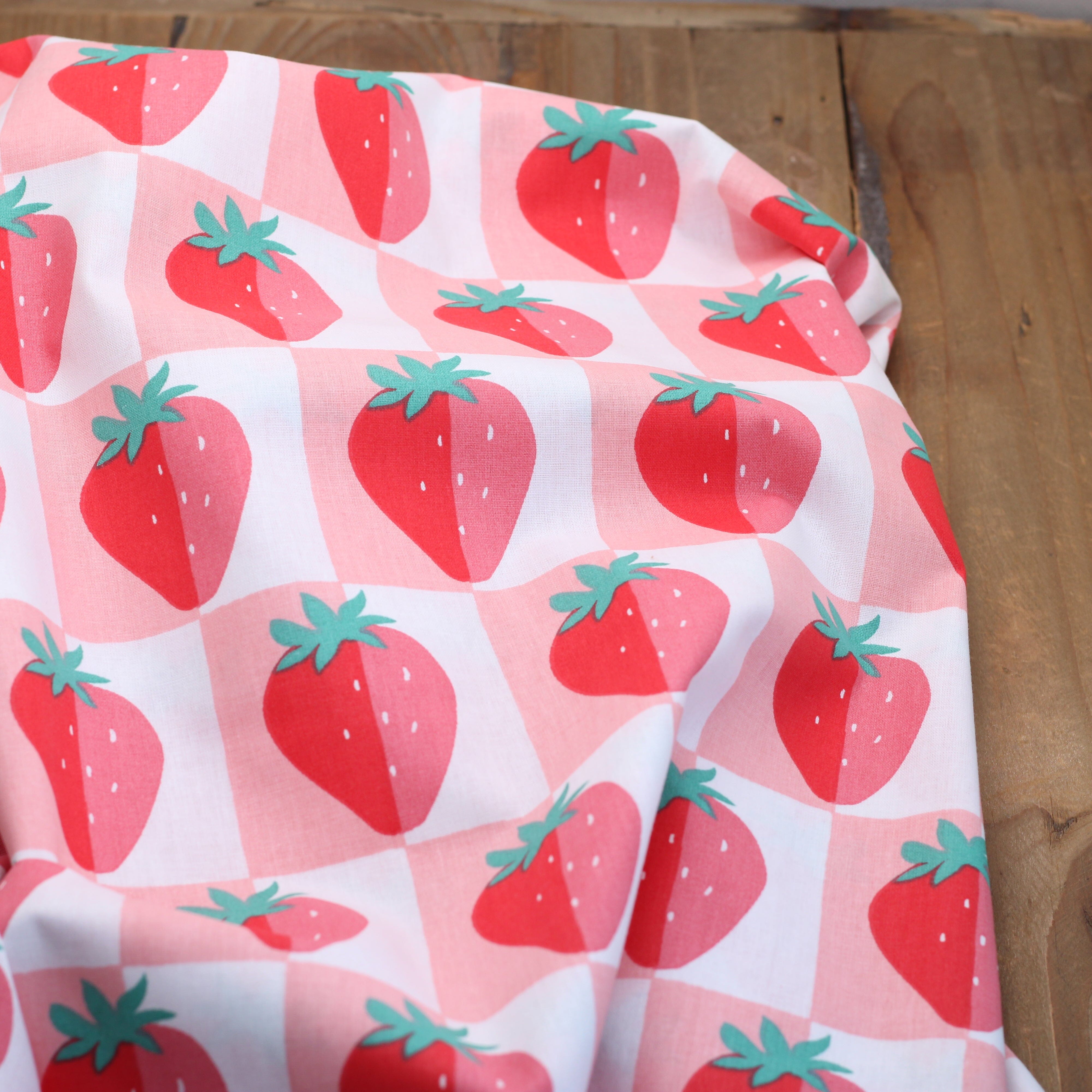 Tissu coton - MARIGUETTE Fraises- Blanc (vendu x10cm) Tissus DOMOTEX | Gaspard et Léonie Tissus en ligne et Mercerie à Toulouse