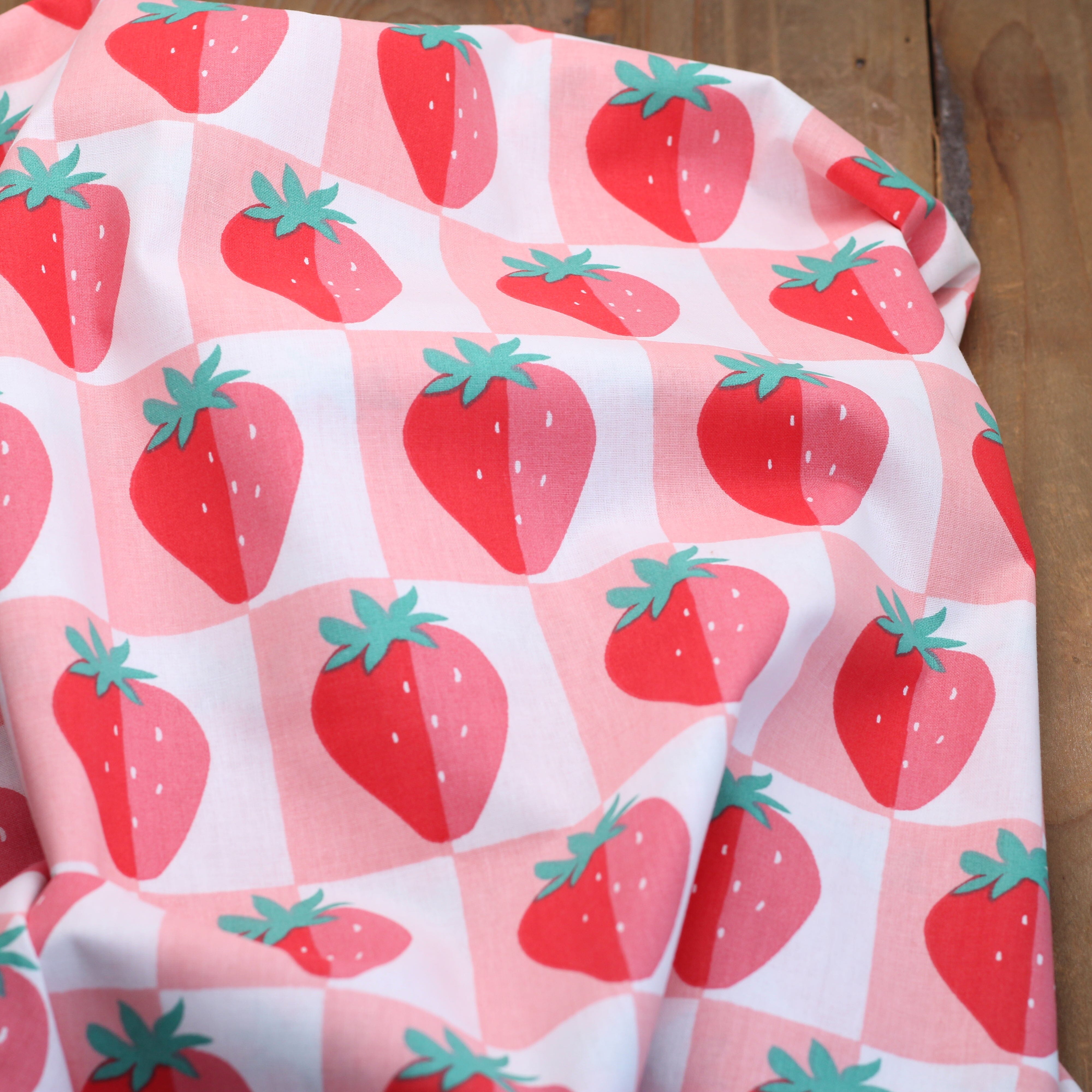 Tissu coton - MARIGUETTE Fraises- Blanc (vendu x10cm) Tissus DOMOTEX | Gaspard et Léonie Tissus en ligne et Mercerie à Toulouse