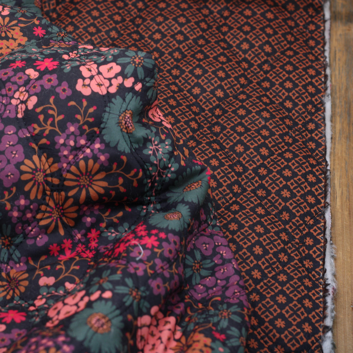 Tissu coton Matelassé - LIBERTY FLOWERS - Noir (Vendu x10cm) Tissus Sélection Gaspard & Léonie | Gaspard et Léonie Tissus en ligne et Mercerie à Toulouse