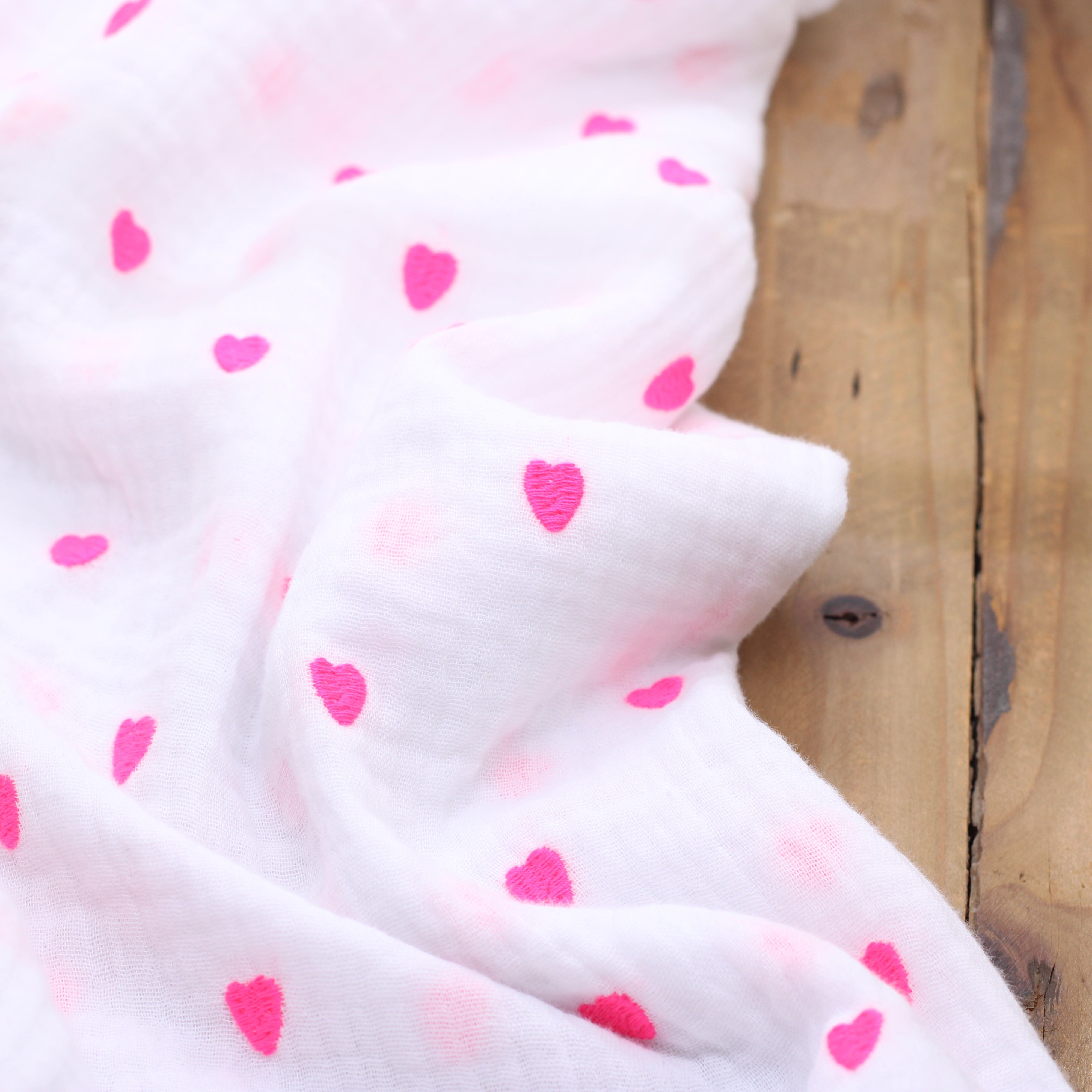 Tissu double Gaze de coton brodé COEURS FLUO ROSE - Blanc (Vendu x10cm) Tissus Sélection Gaspard & Léonie | Gaspard et Léonie Tissus en ligne et Mercerie à Toulouse