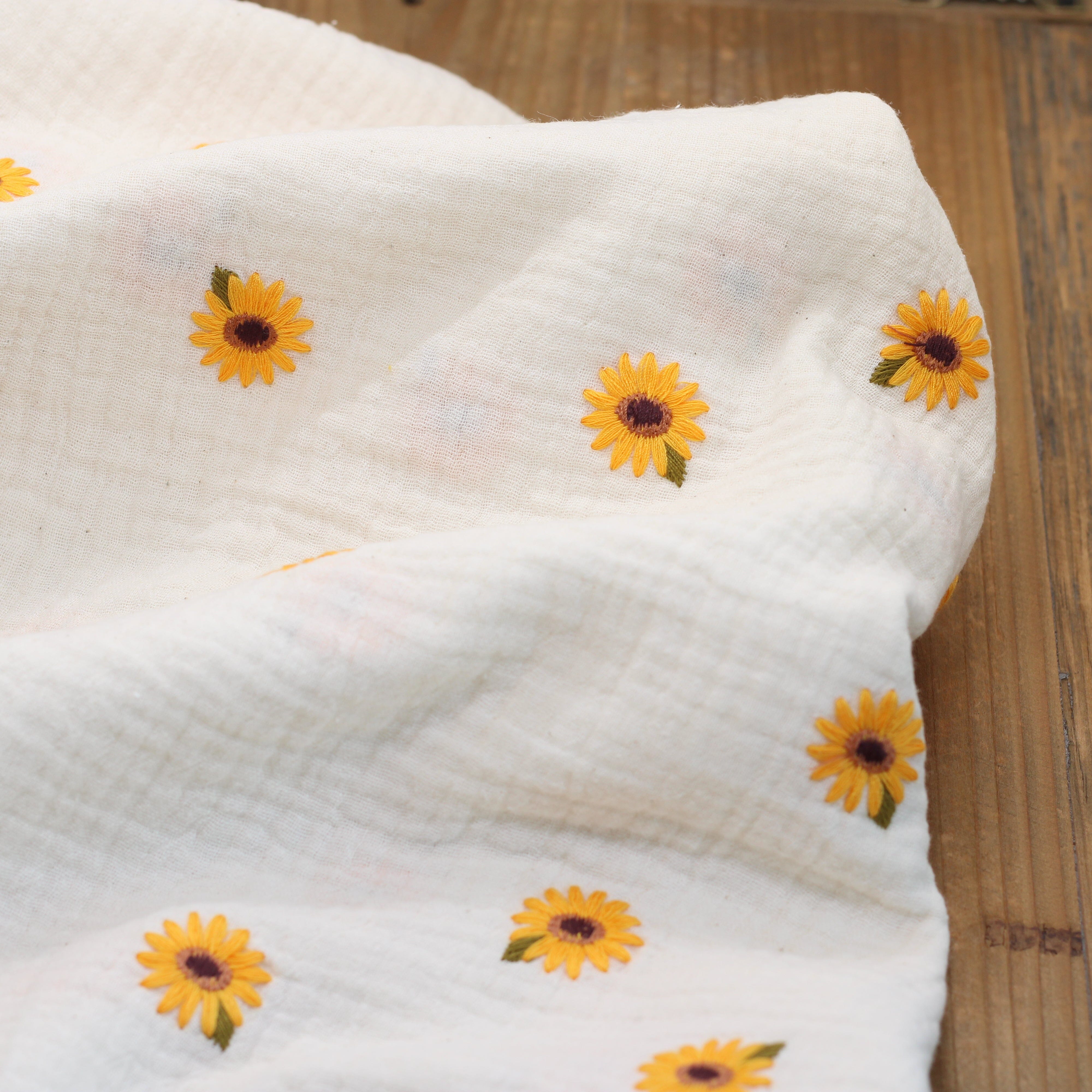 Tissu double Gaze de coton fleuri - TOURNFESOLS BRODES - Ecru POPPY DESIGNED (Vendu x10cm) Tissus POPPY Designed For You | Gaspard et Léonie Tissus en ligne et Mercerie à Toulouse