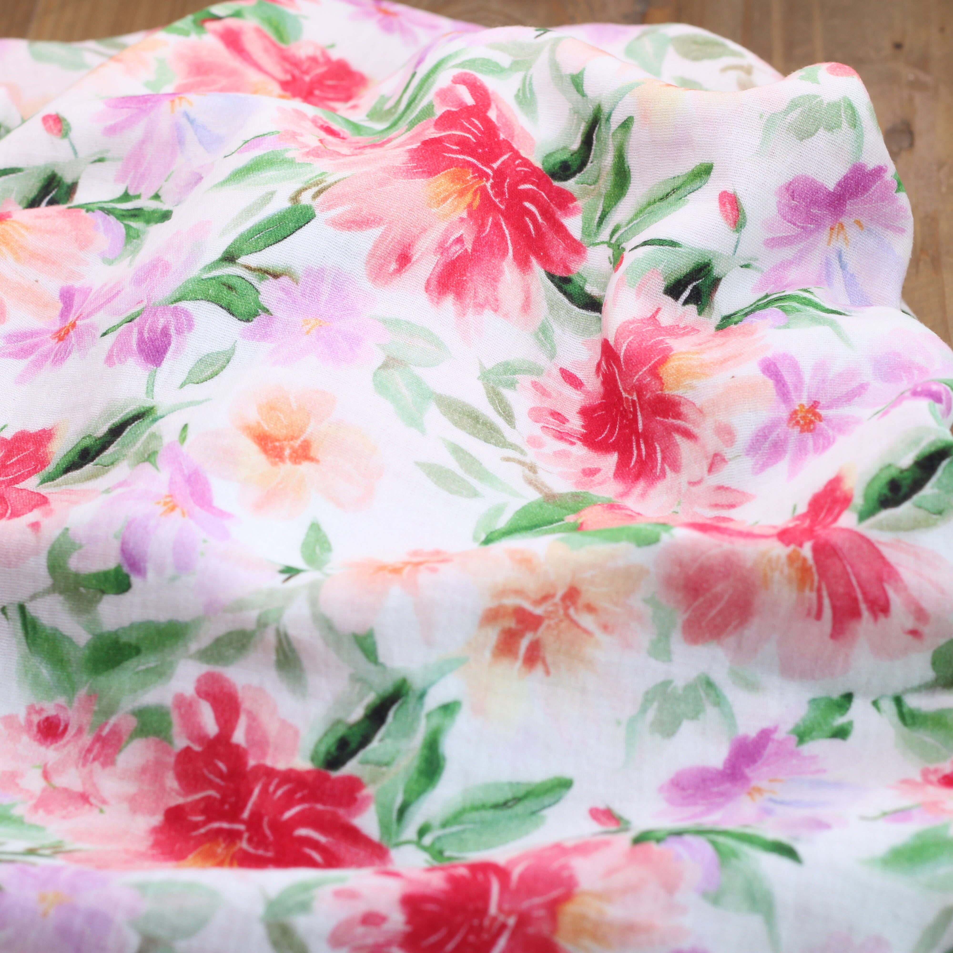 Tissu double Gaze de coton - RED FLOWERS - Blanc POPPY DESIGNED (Vendu x10cm) Tissus POPPY Designed For You | Gaspard et Léonie Tissus en ligne et Mercerie à Toulouse