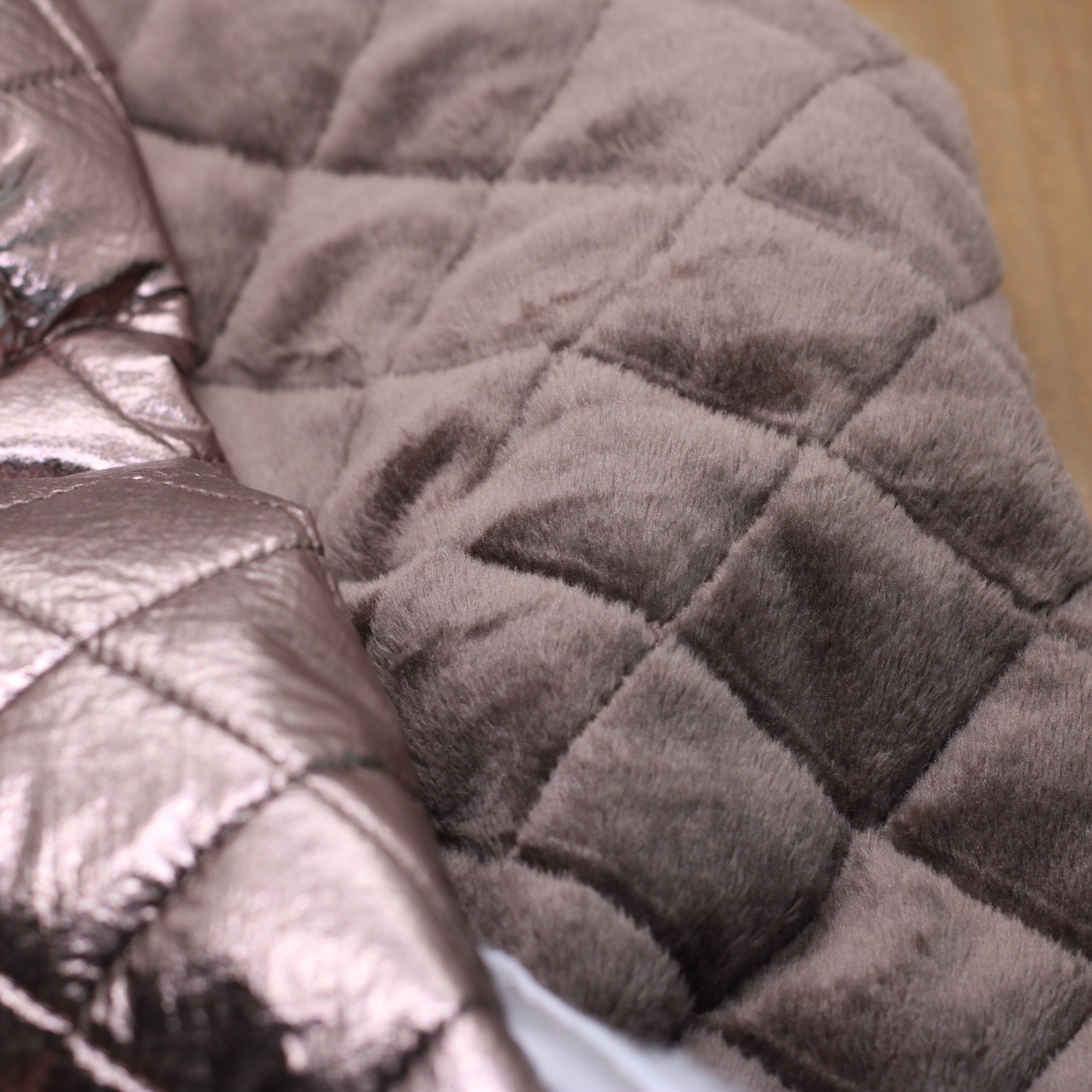 Tissu Doudoune Matelassé doublé fausse fourrure - Bronze (Vendu x10cm) Tissus Sélection Gaspard & Léonie | Gaspard et Léonie Tissus en ligne et Mercerie à Toulouse