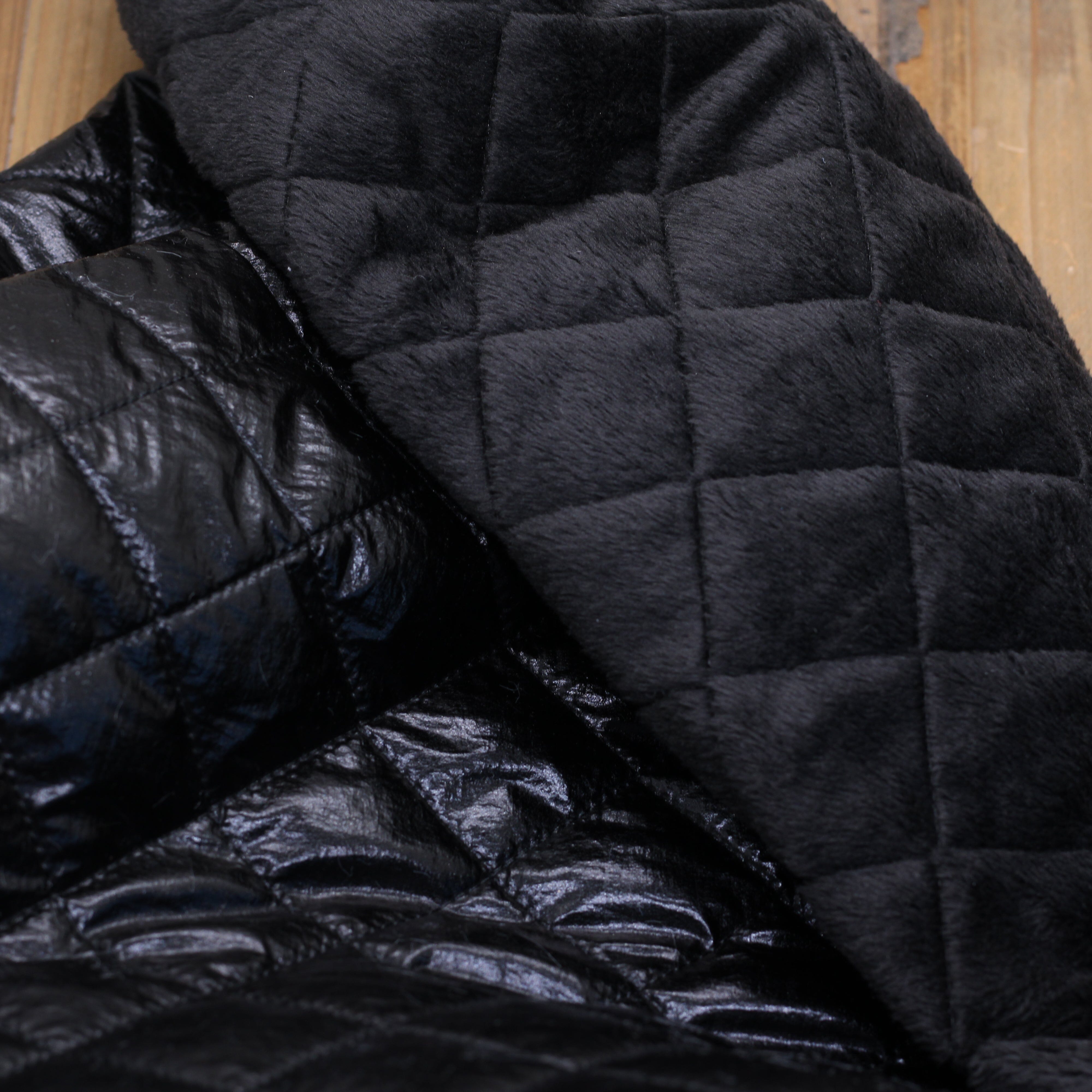 Tissu Doudoune Matelassé doublé fausse fourrure - Noir (Vendu x10cm) Tissus Sélection Gaspard & Léonie | Gaspard et Léonie Tissus en ligne et Mercerie à Toulouse