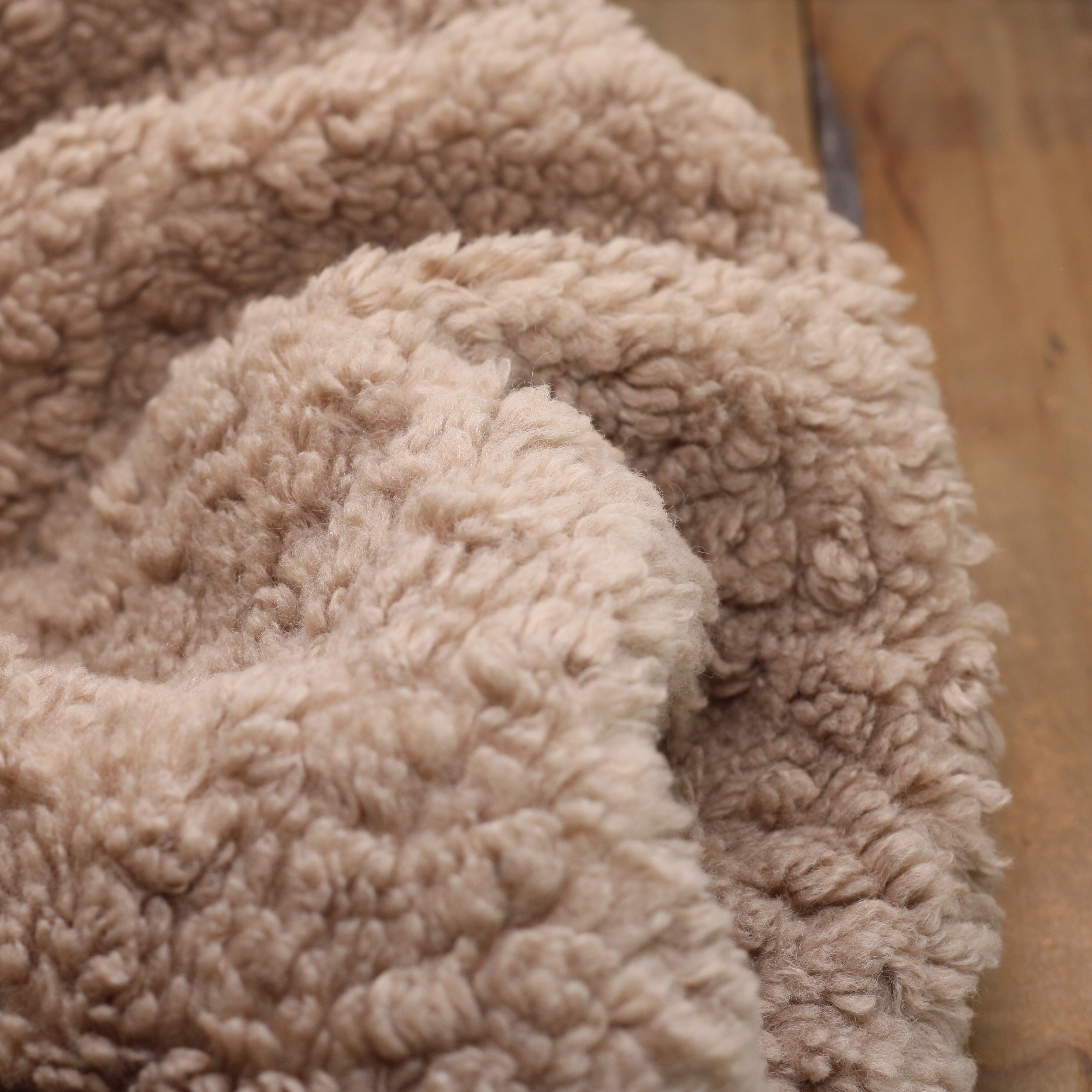 Tissu fausse fourrure bouclette mouton - Beige foncé (Vendu x10cm) Tissus Sélection Gaspard & Léonie | Gaspard et Léonie Tissus en ligne et Mercerie à Toulouse