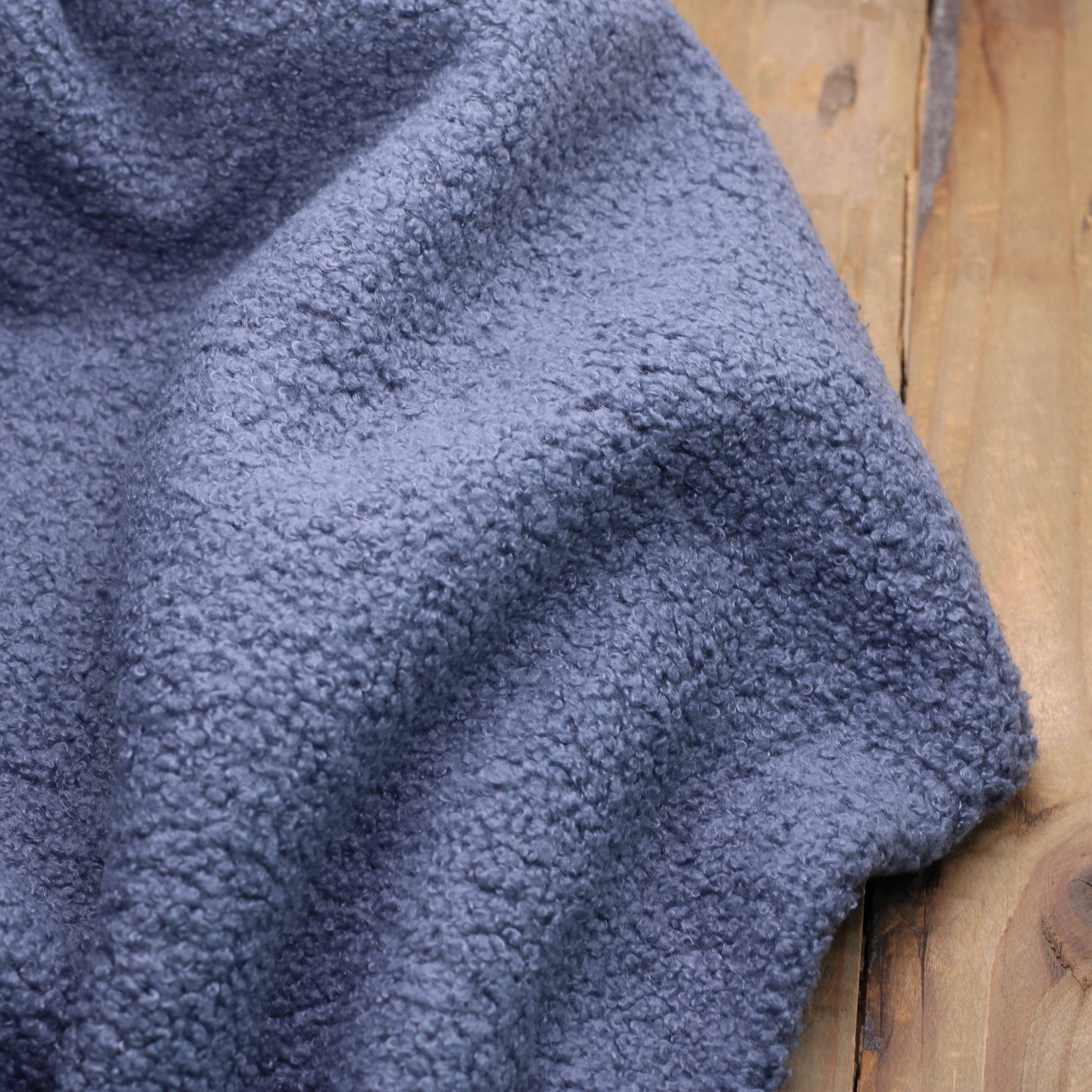 Tissu fausse fourrure bouclette Polaire - Bleu Denim (Vendu x10cm) Tissus Sélection Gaspard & Léonie | Gaspard et Léonie Tissus en ligne et Mercerie à Toulouse