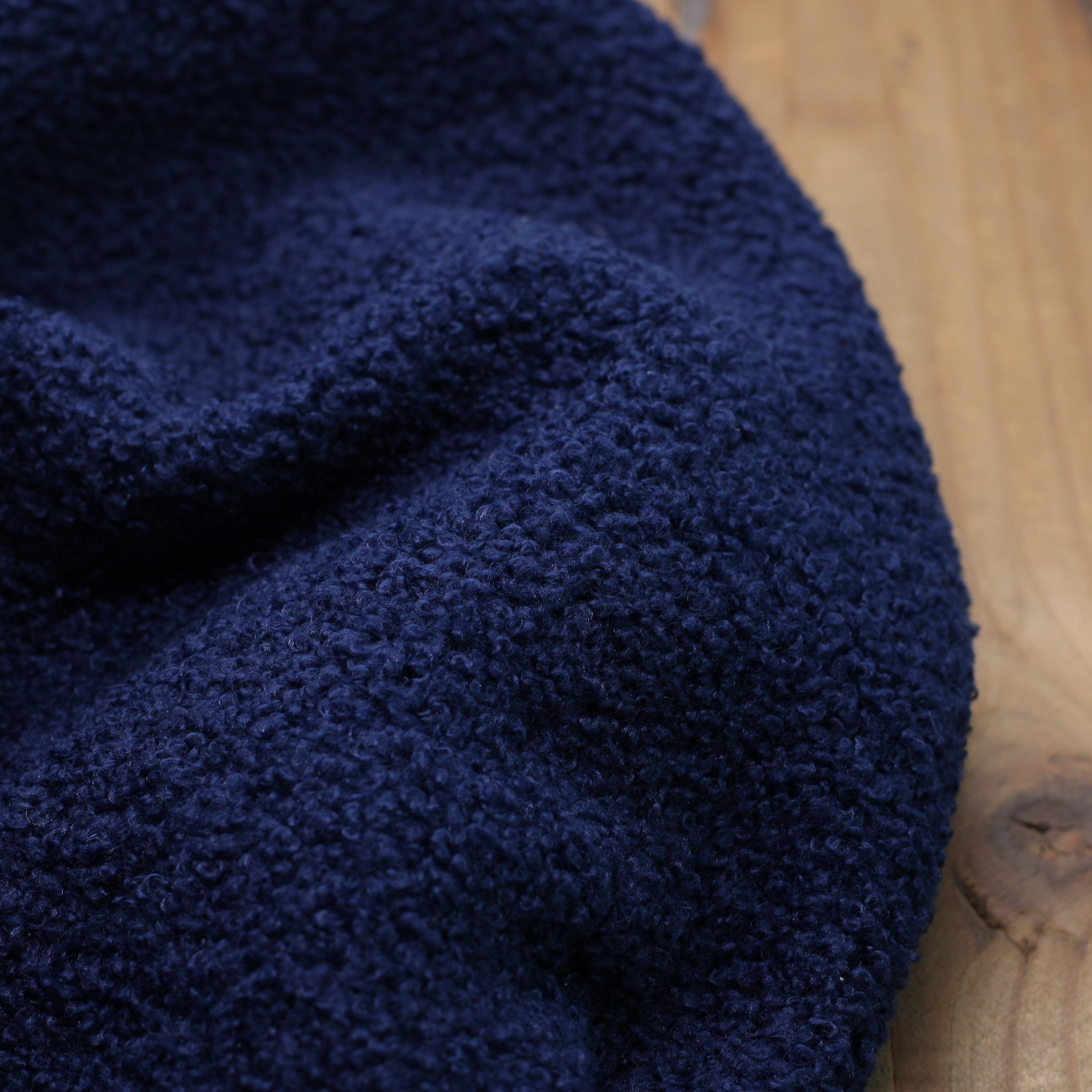 Tissu fausse fourrure bouclette Polaire - Bleu Marine (Vendu x10cm) Tissus Sélection Gaspard & Léonie | Gaspard et Léonie Tissus en ligne et Mercerie à Toulouse