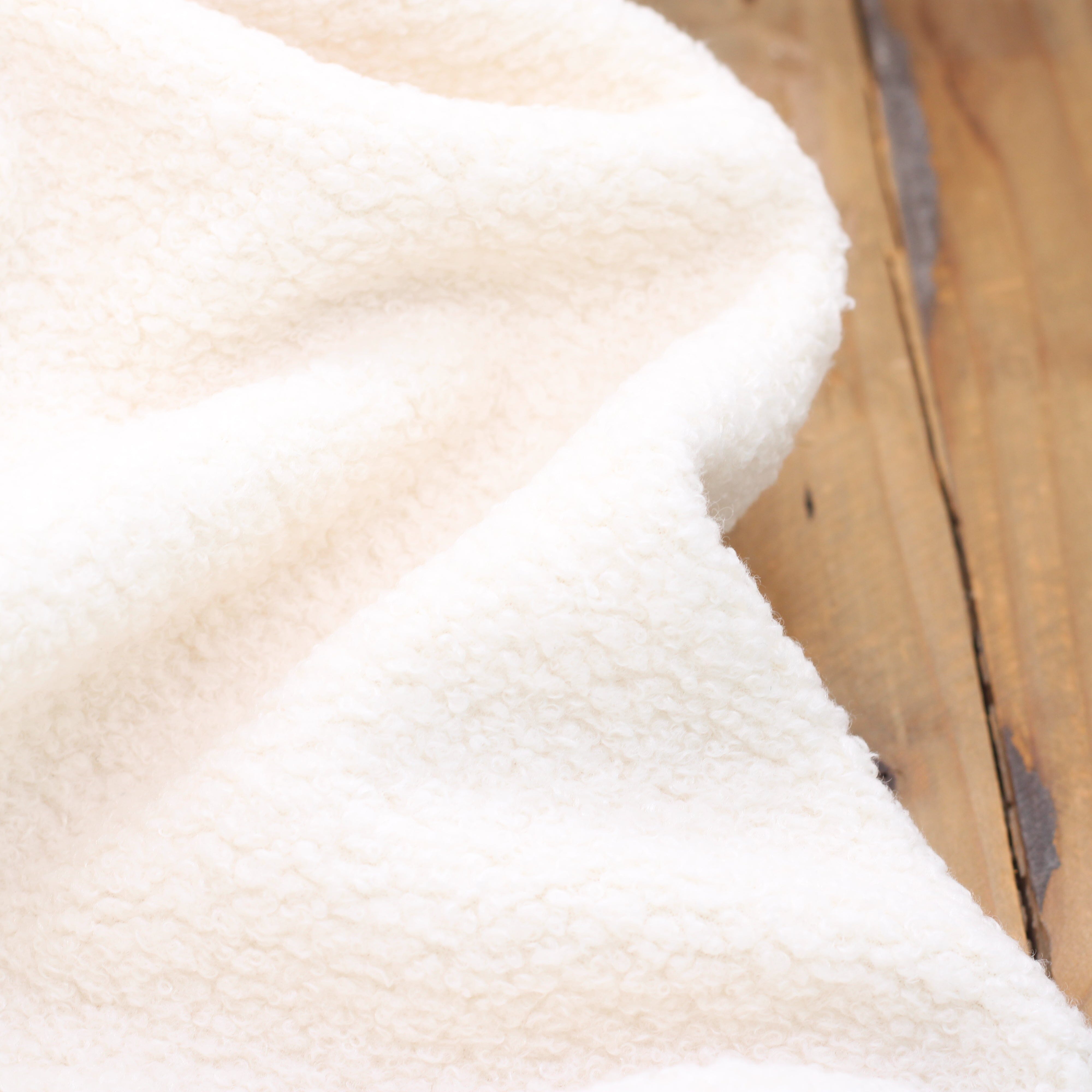 Tissu fausse fourrure bouclette Polaire - Ecru (Vendu x10cm) Tissus Sélection Gaspard & Léonie | Gaspard et Léonie Tissus en ligne et Mercerie à Toulouse