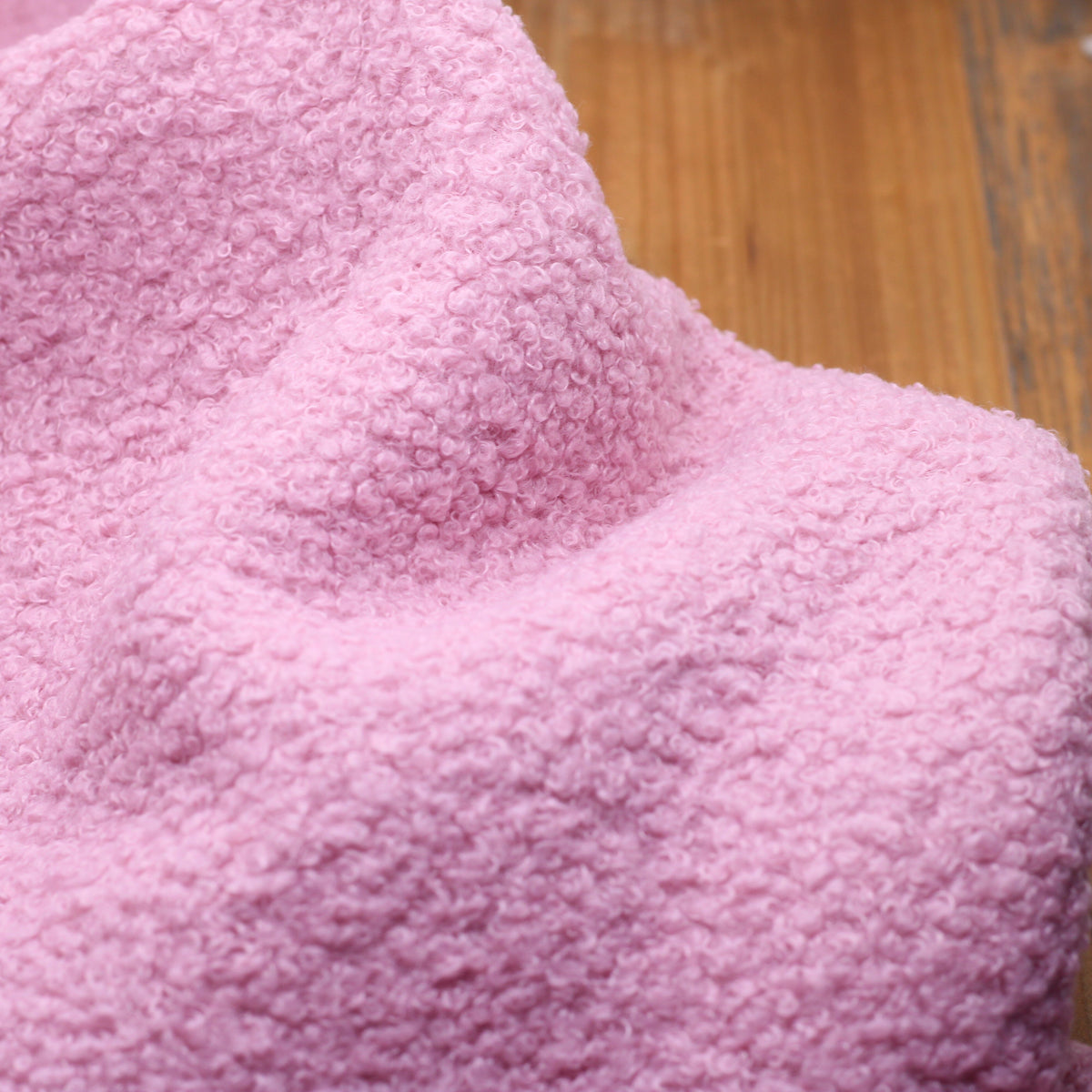 Tissu fausse fourrure bouclette Polaire - Rose (Vendu x10cm) Tissus Sélection Gaspard & Léonie | Gaspard et Léonie Tissus en ligne et Mercerie à Toulouse